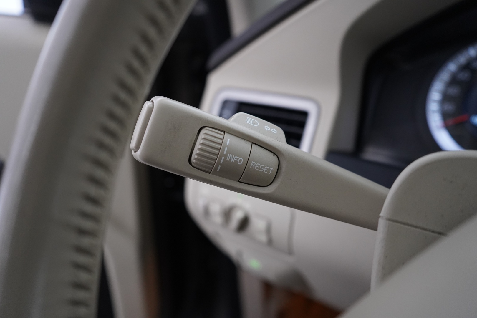VOLVO XC70 2011