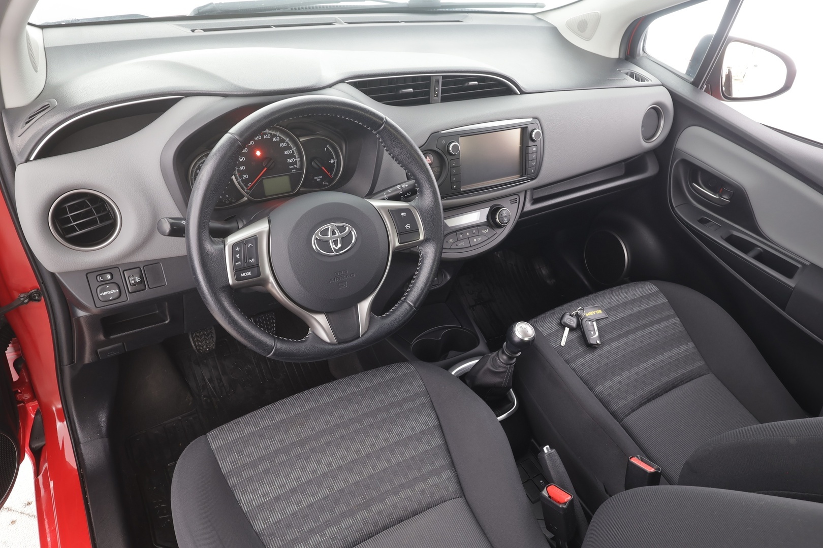TOYOTA Yaris 2016