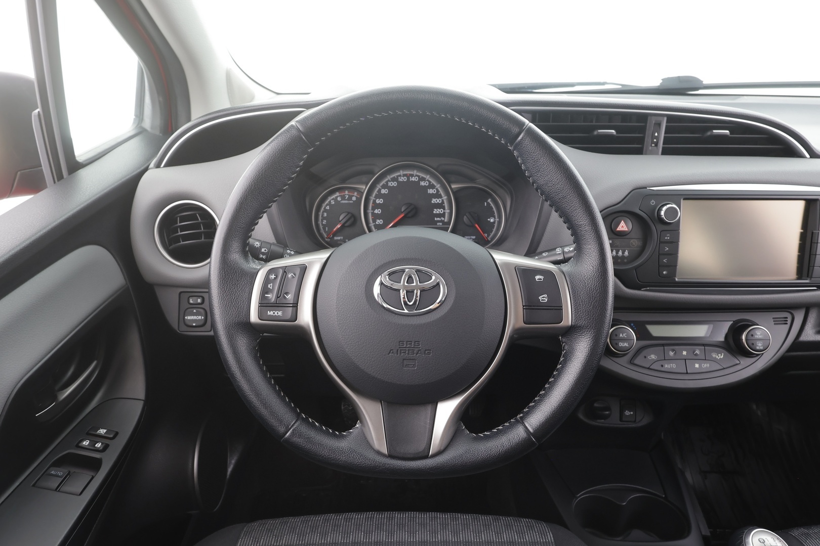 TOYOTA Yaris 2016