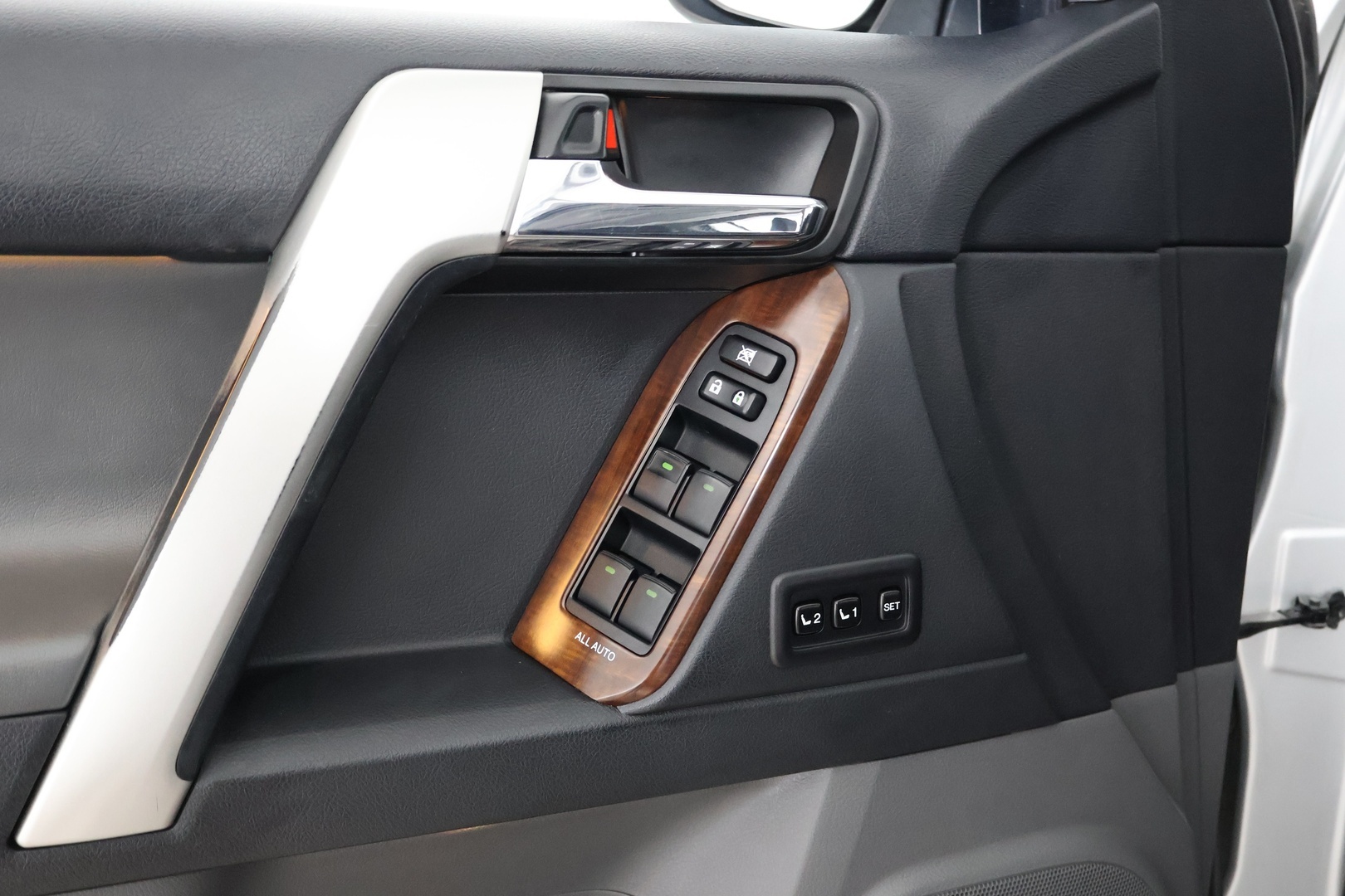 TOYOTA Land Cruiser 2011