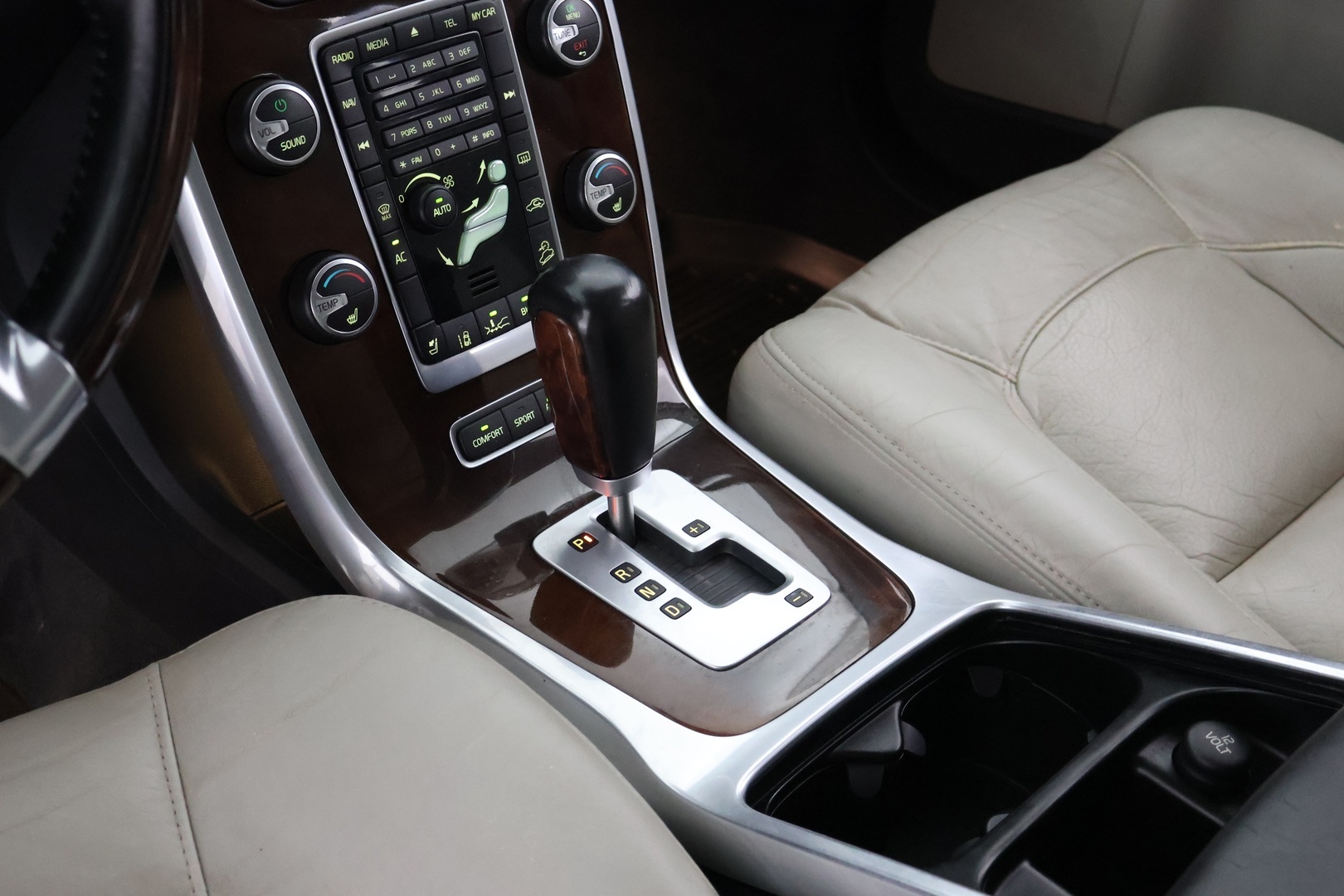 VOLVO XC70 2012
