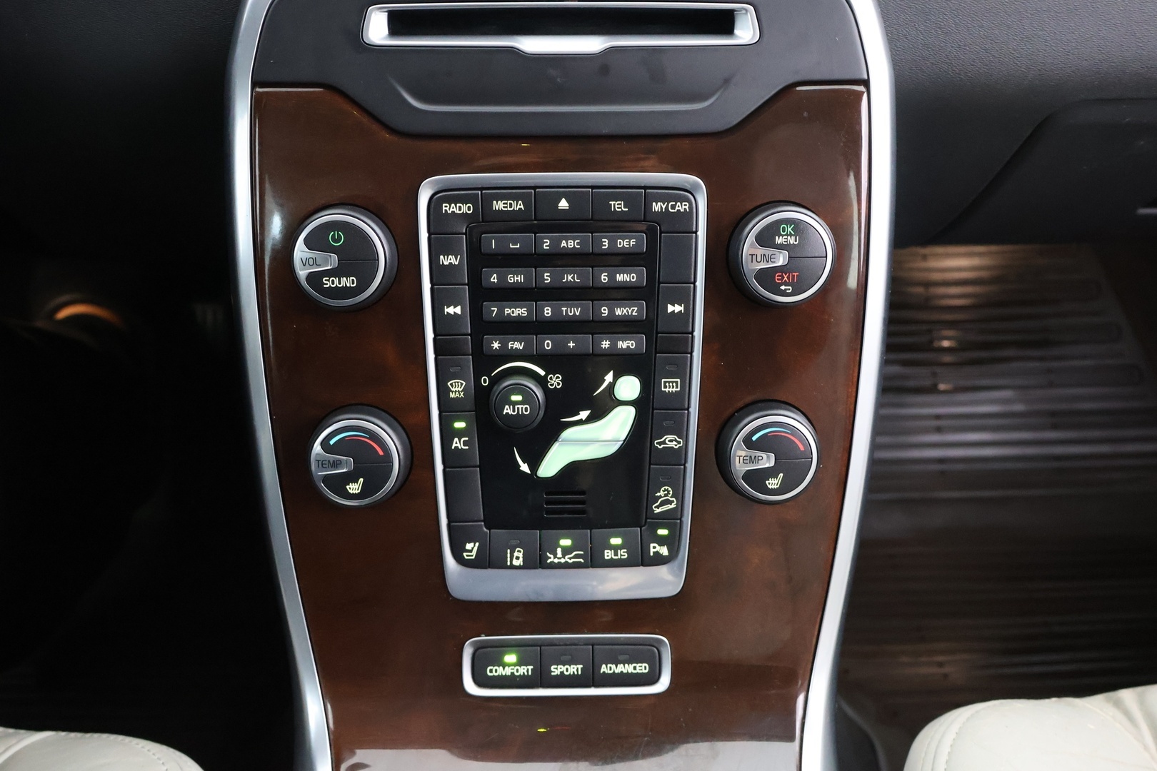VOLVO XC70 2012
