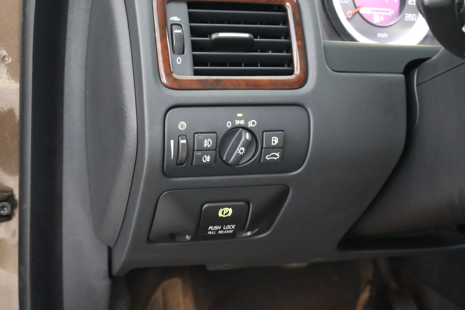 VOLVO XC70 2012
