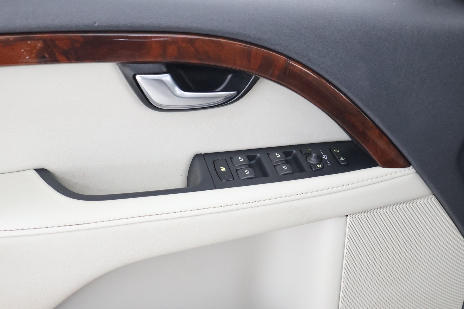 VOLVO XC70 2012