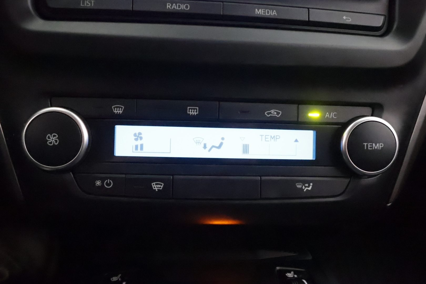 TOYOTA Avensis 2016
