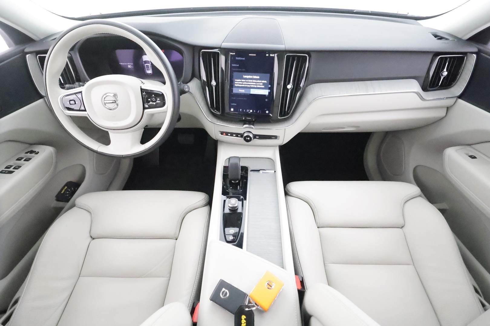 VOLVO XC60 2023