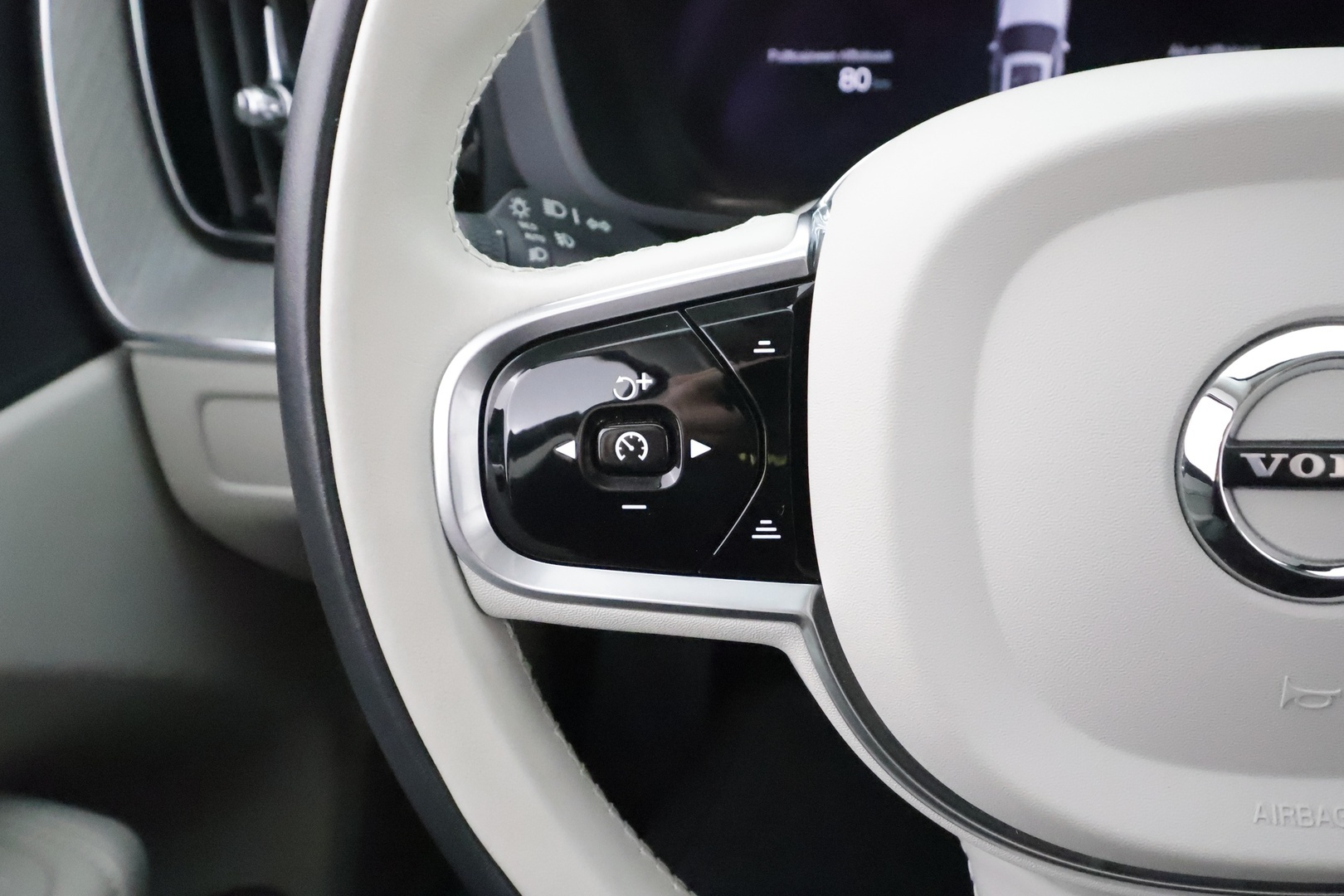 VOLVO XC60 2023