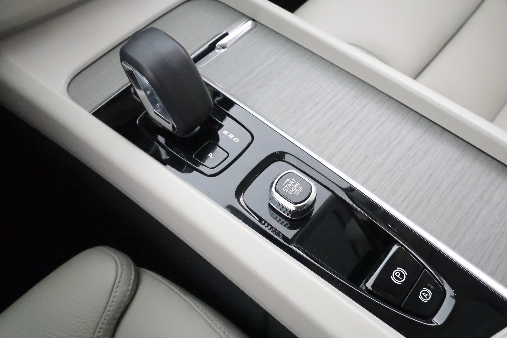 VOLVO XC60 2023