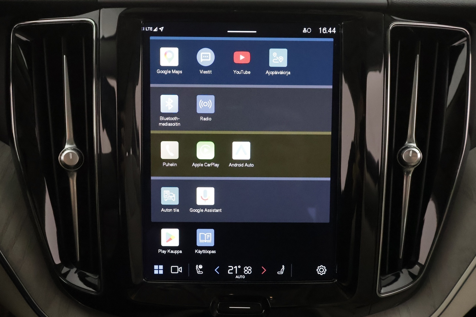 VOLVO XC60 2023