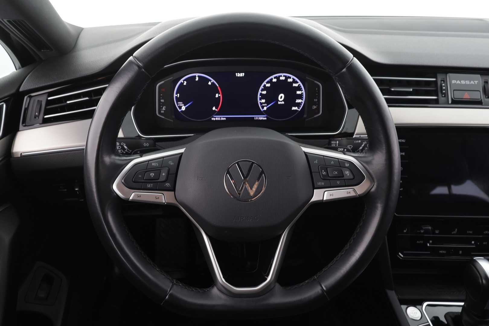 VOLKSWAGEN PASSAT 2023
