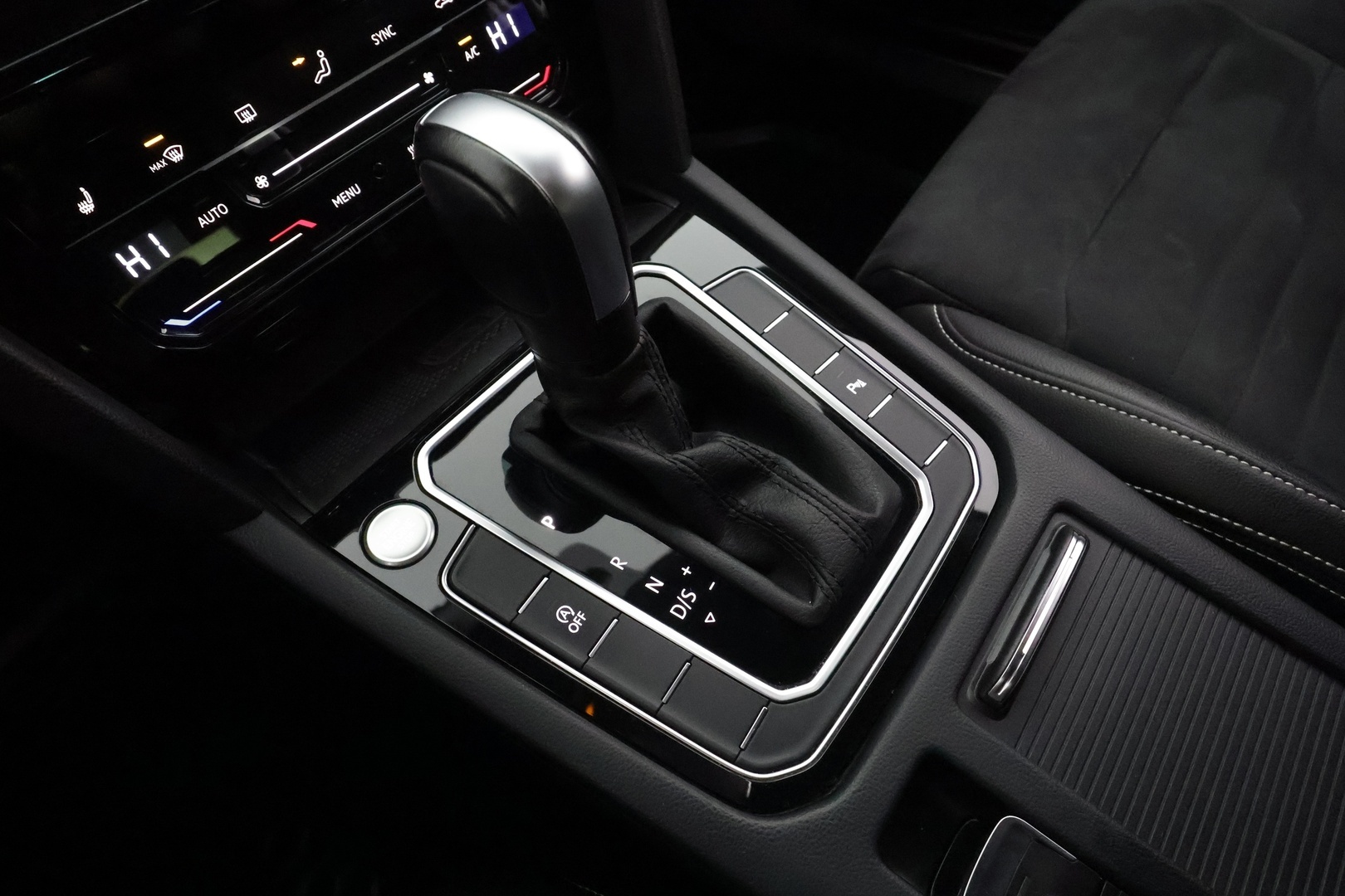 VOLKSWAGEN PASSAT 2023