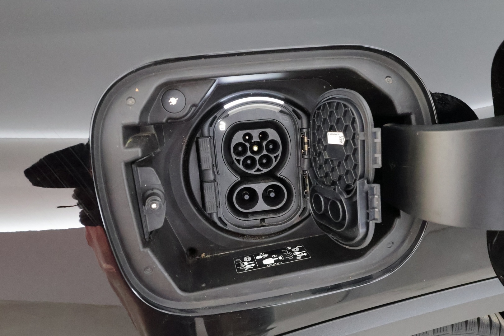 MERCEDES-BENZ EQB 2023