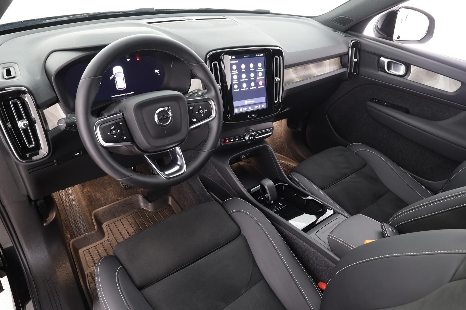 VOLVO XC40 2023