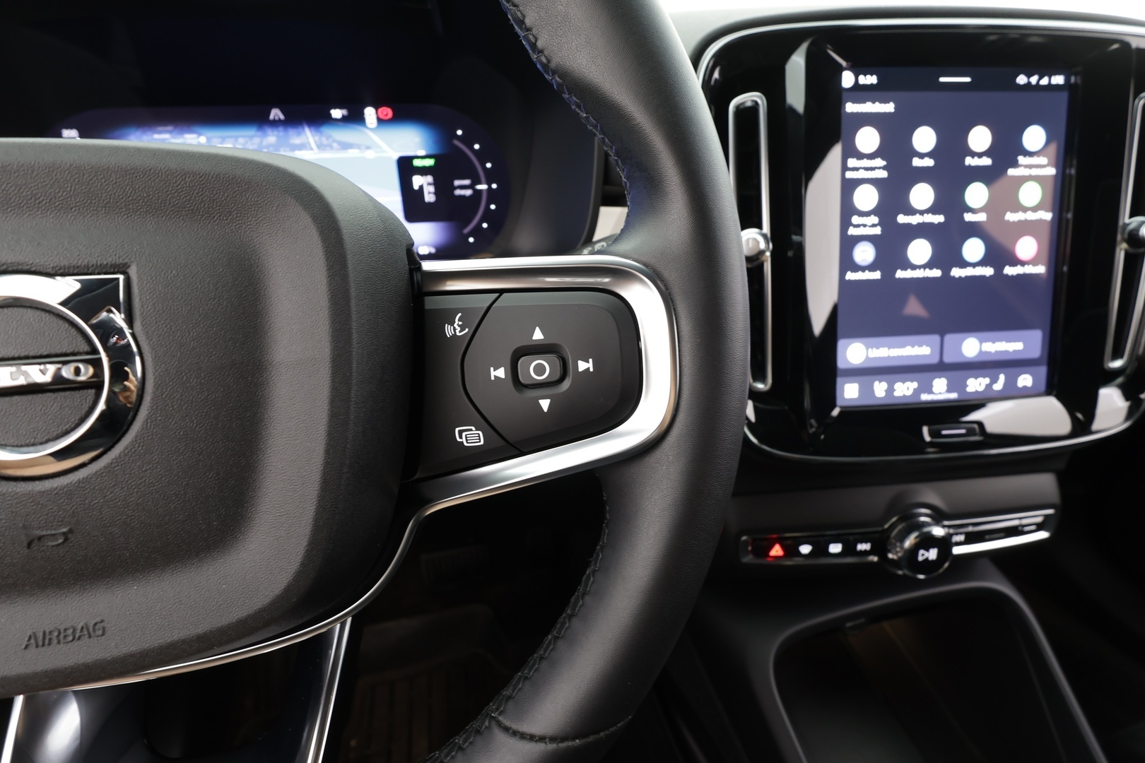 VOLVO XC40 2023