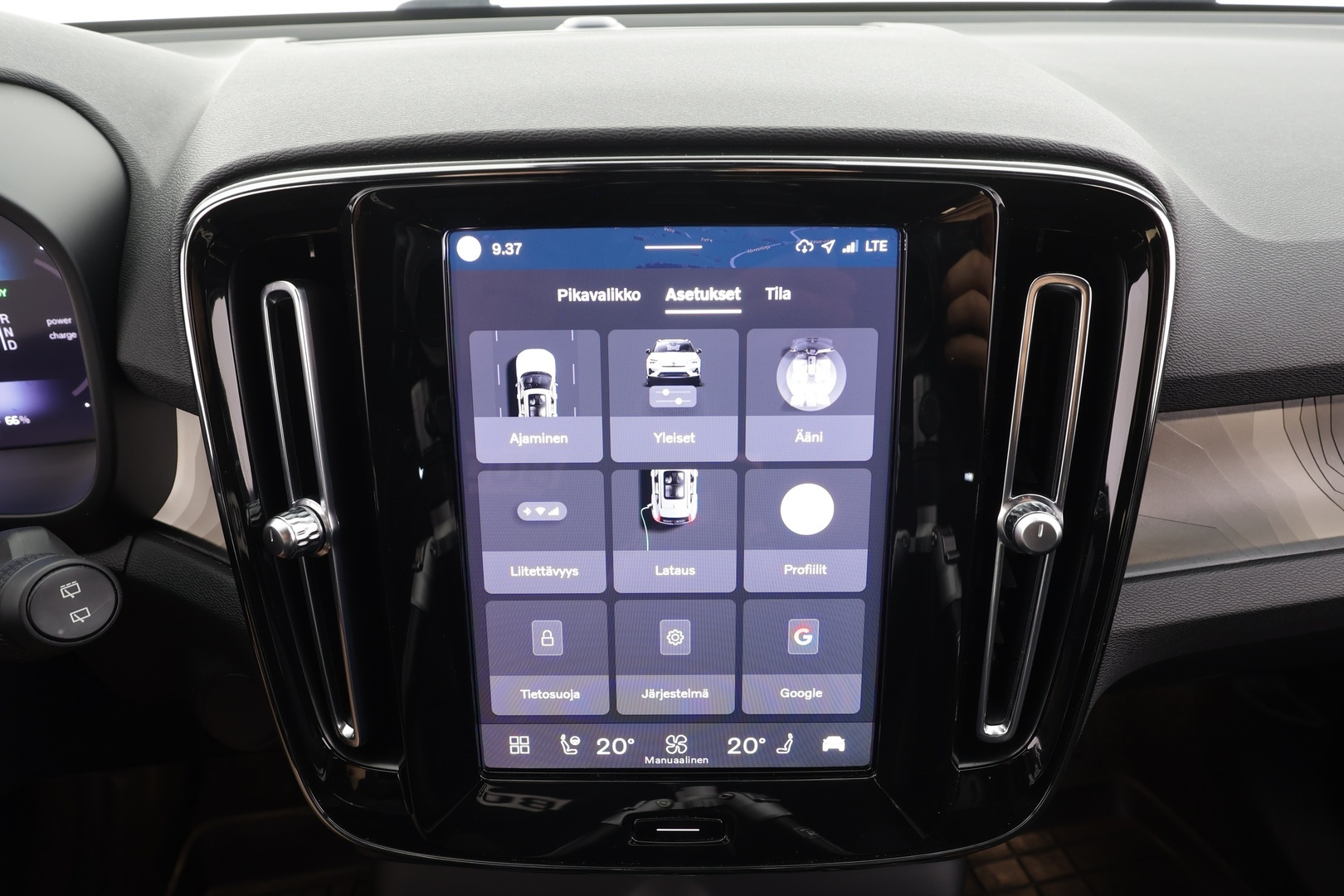 VOLVO XC40 2023