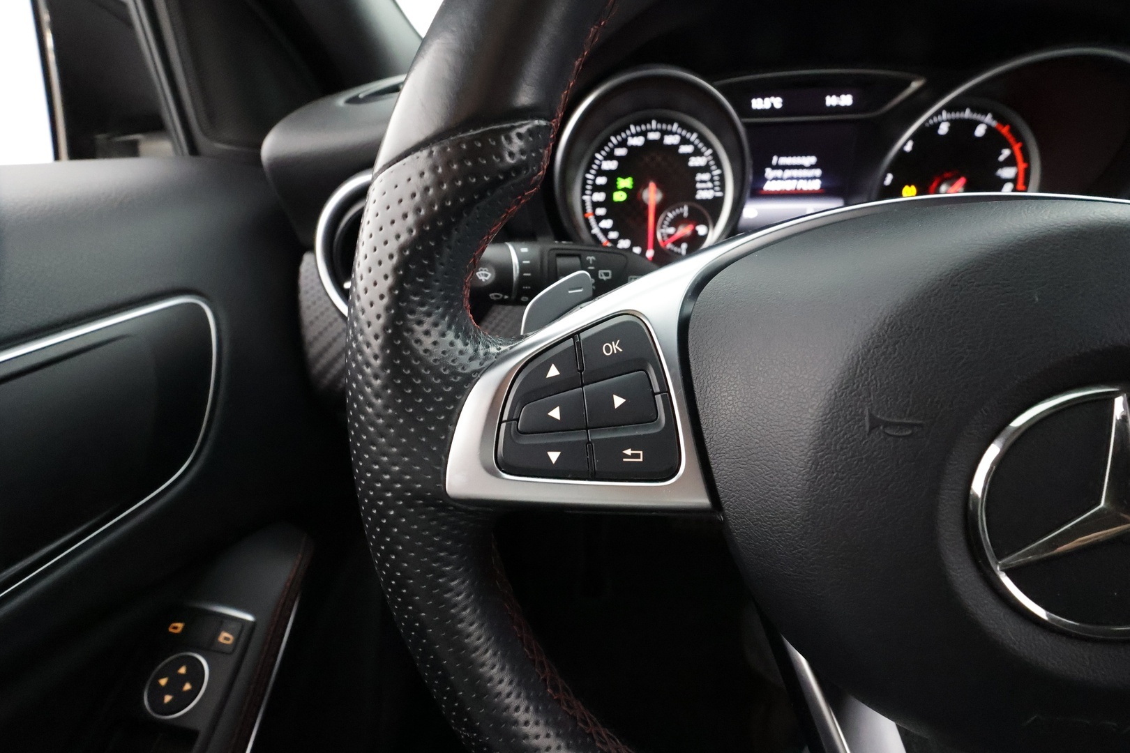 MERCEDES-BENZ A 2016