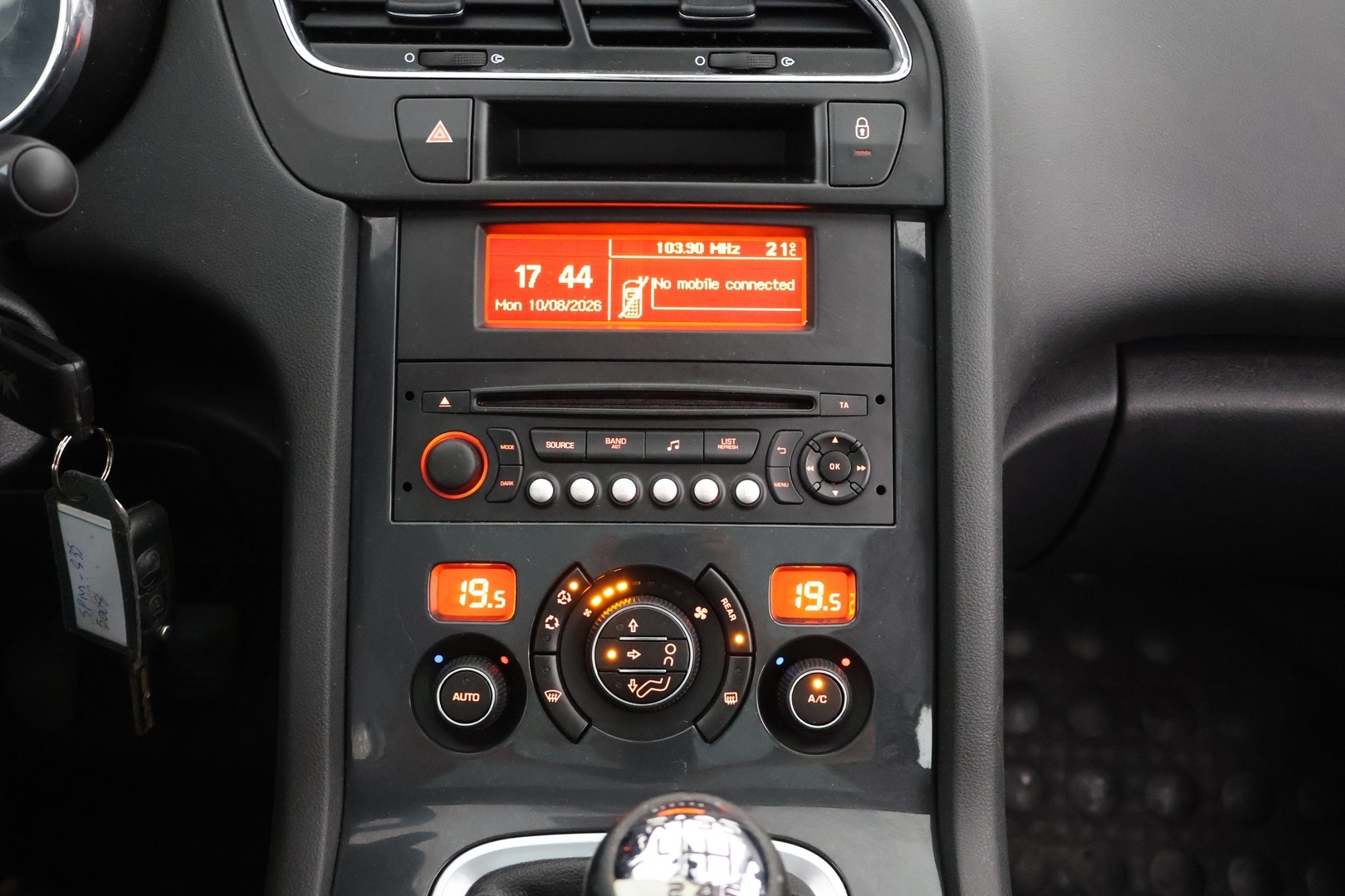 PEUGEOT 5008 2015