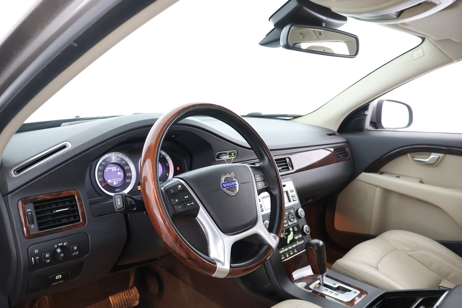 VOLVO V70 2010