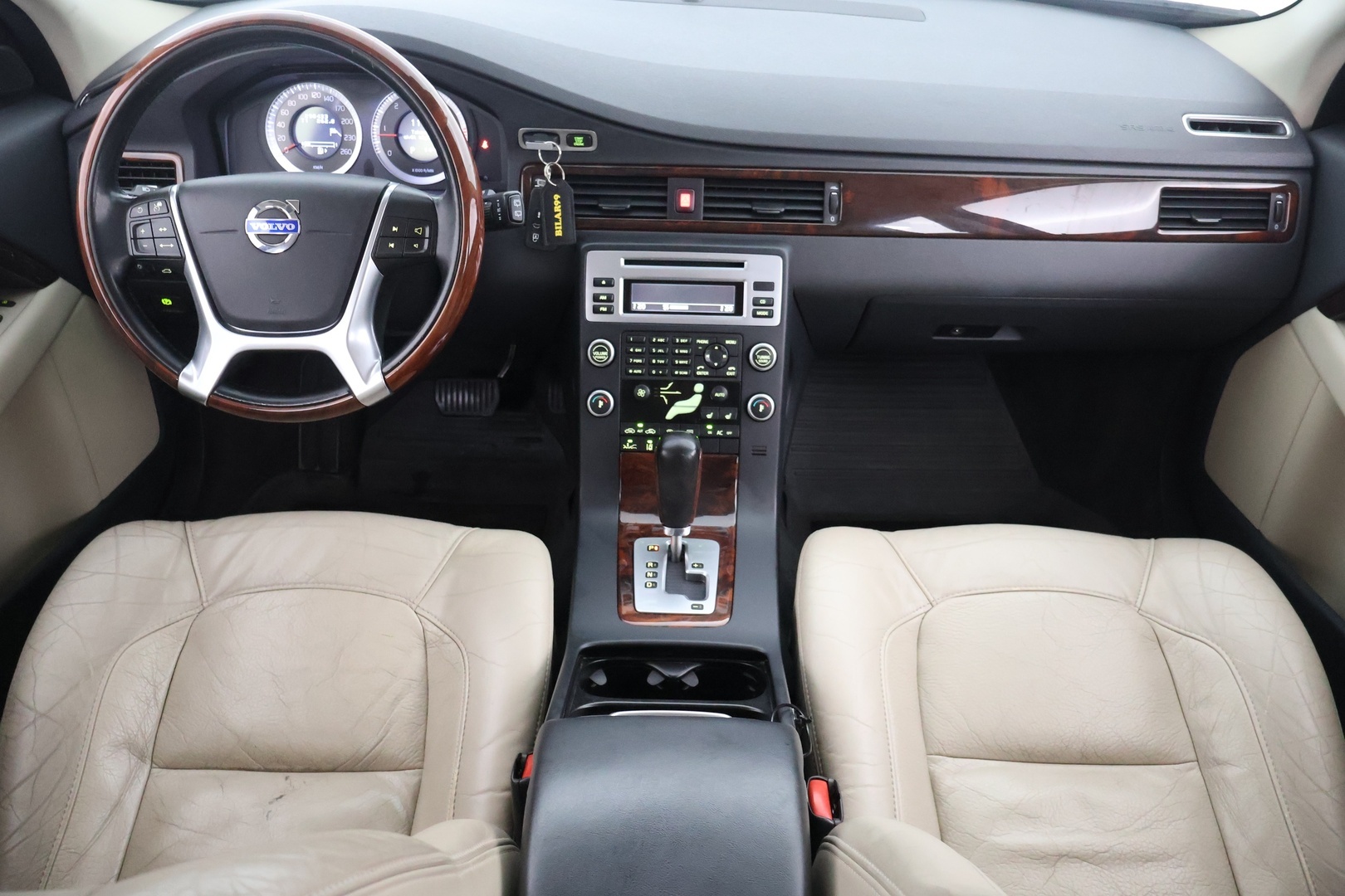 VOLVO V70 2010