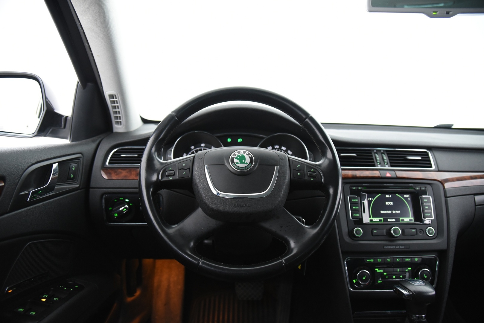 SKODA Superb 2011