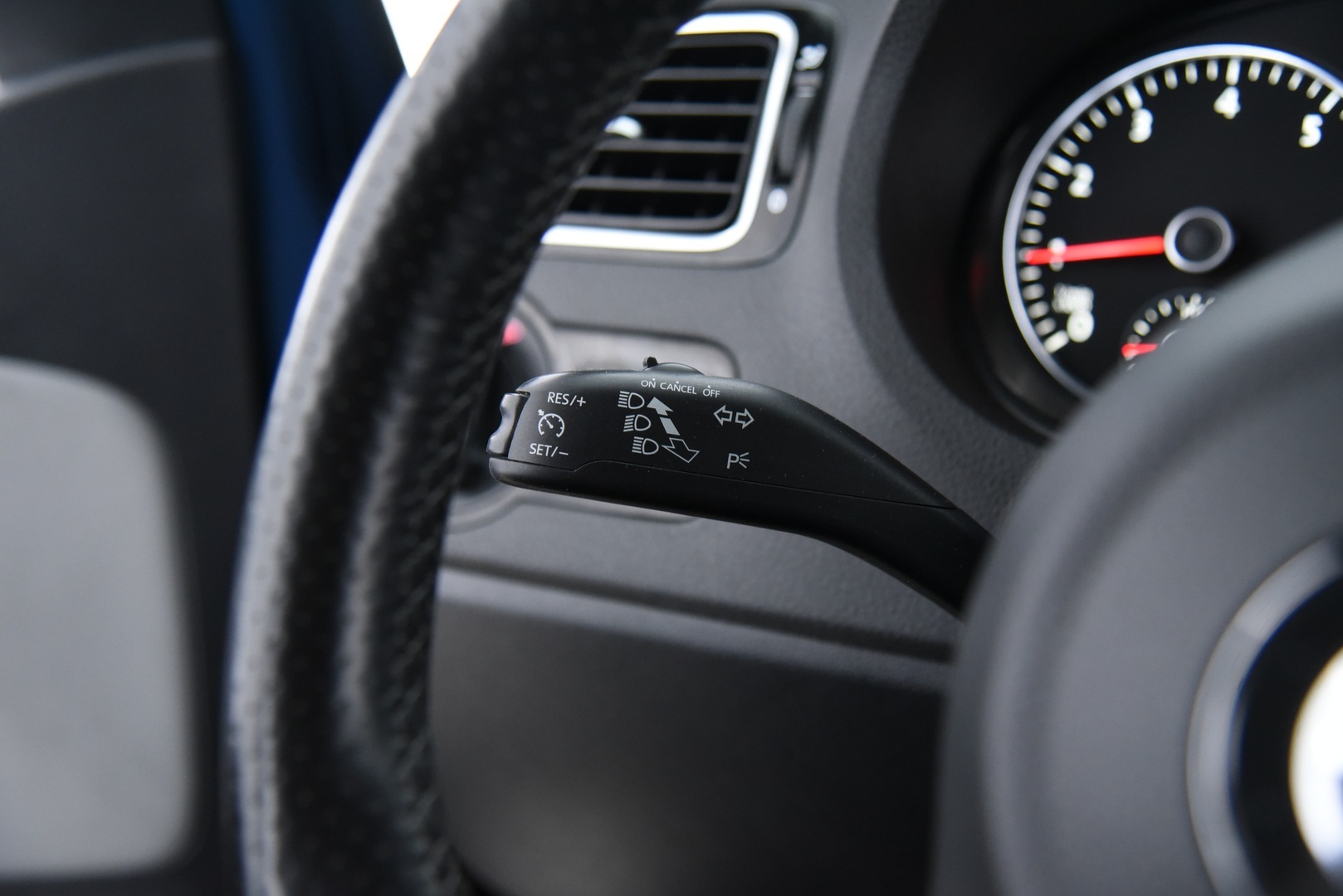 VOLKSWAGEN Polo 2013