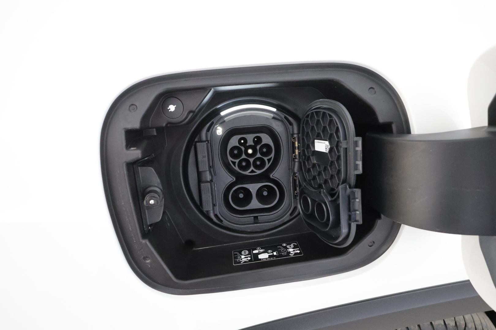 MERCEDES-BENZ EQB 2024