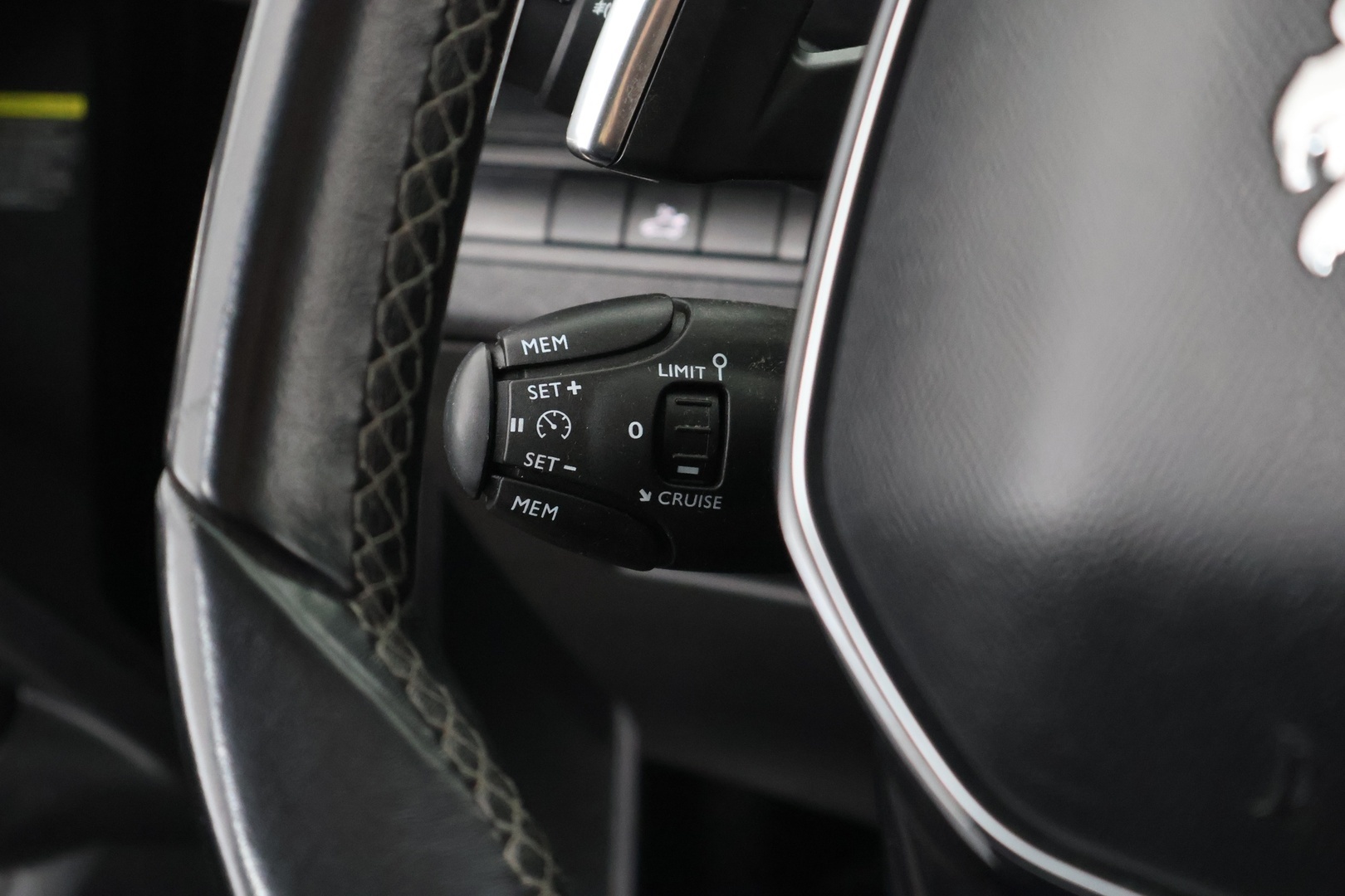 PEUGEOT 5008 2018