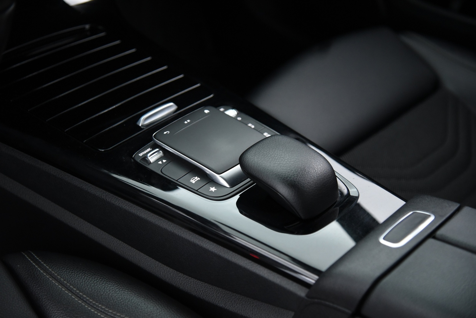 MERCEDES-BENZ A 2021