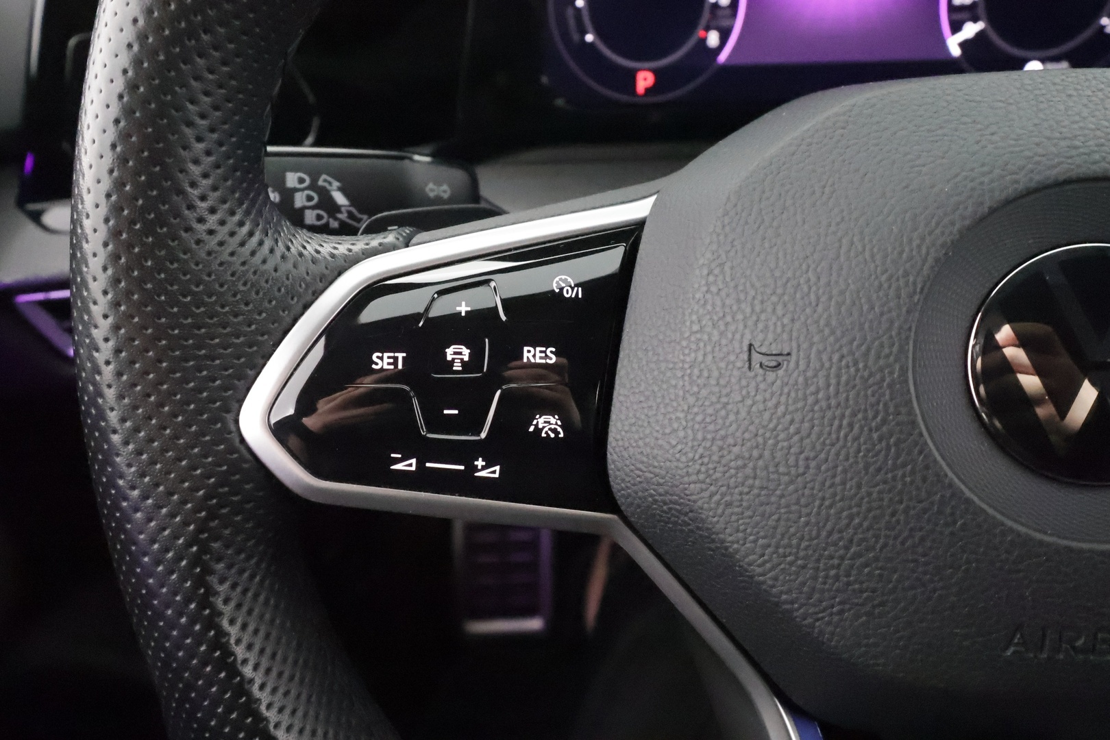 VOLKSWAGEN Golf 2023