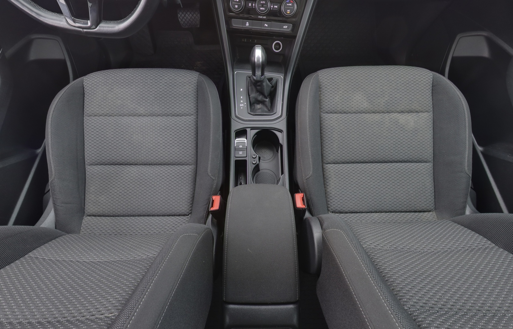 VOLKSWAGEN Touran 2016