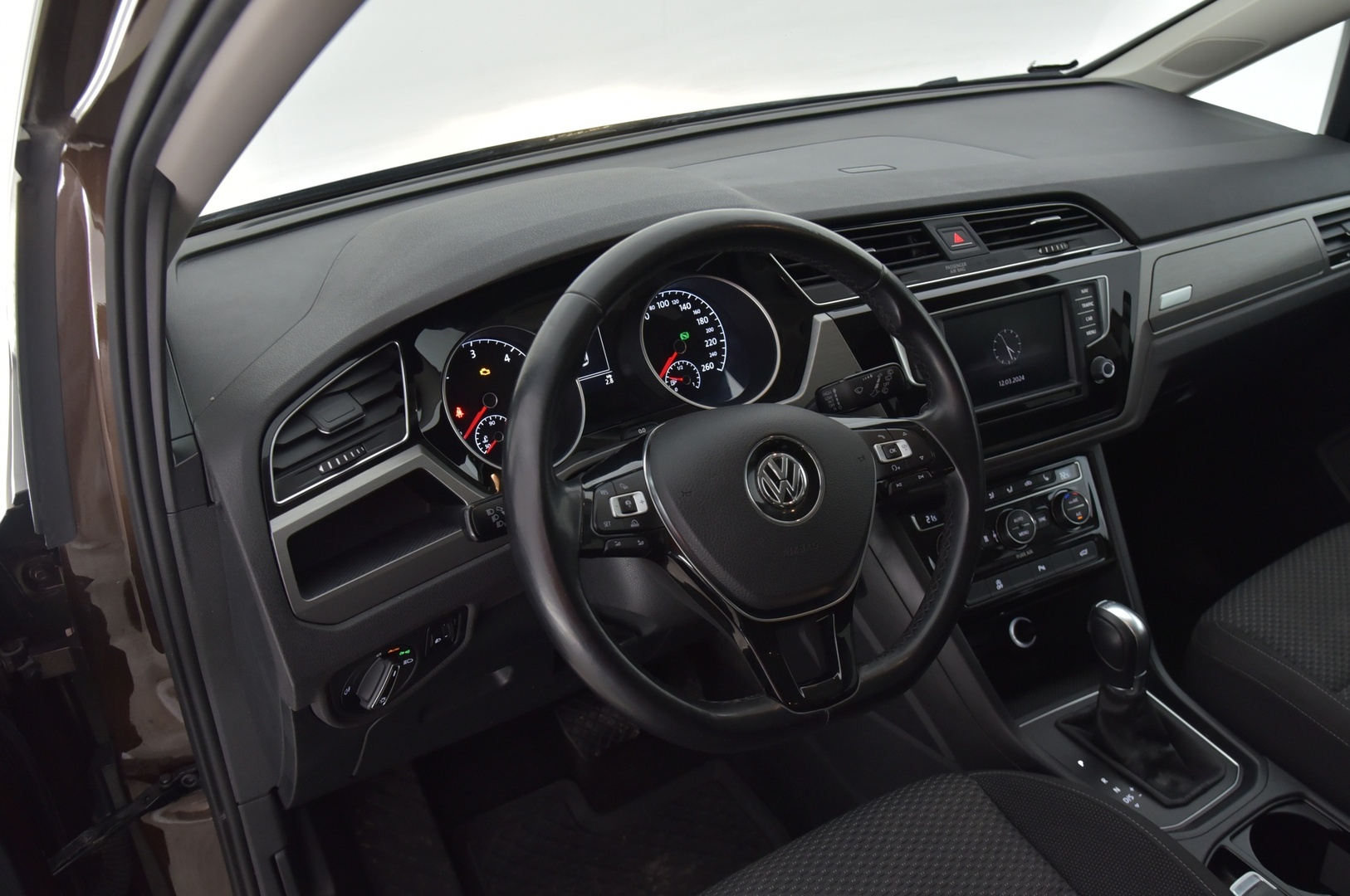 VOLKSWAGEN Touran 2016