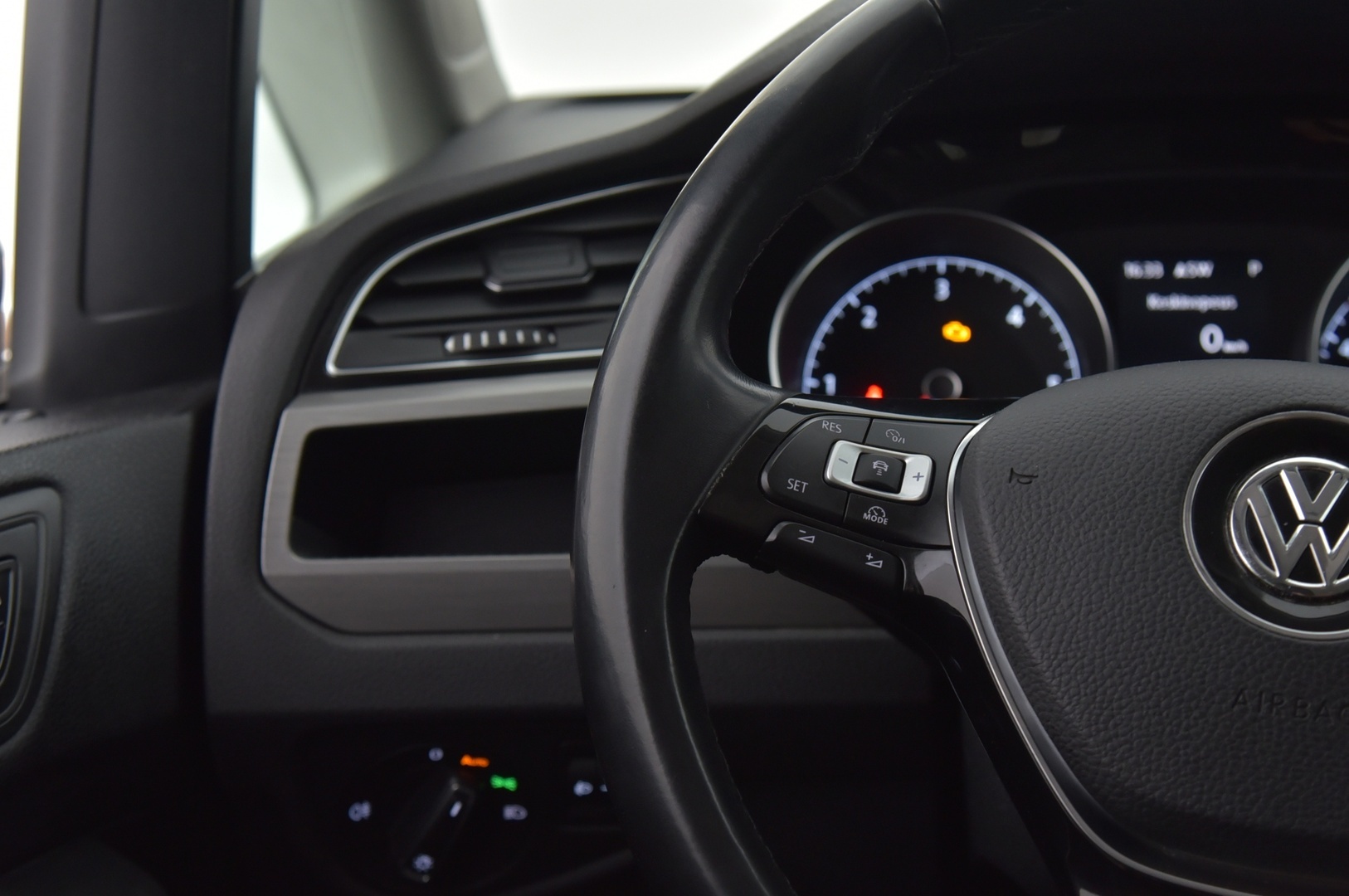 VOLKSWAGEN Touran 2016