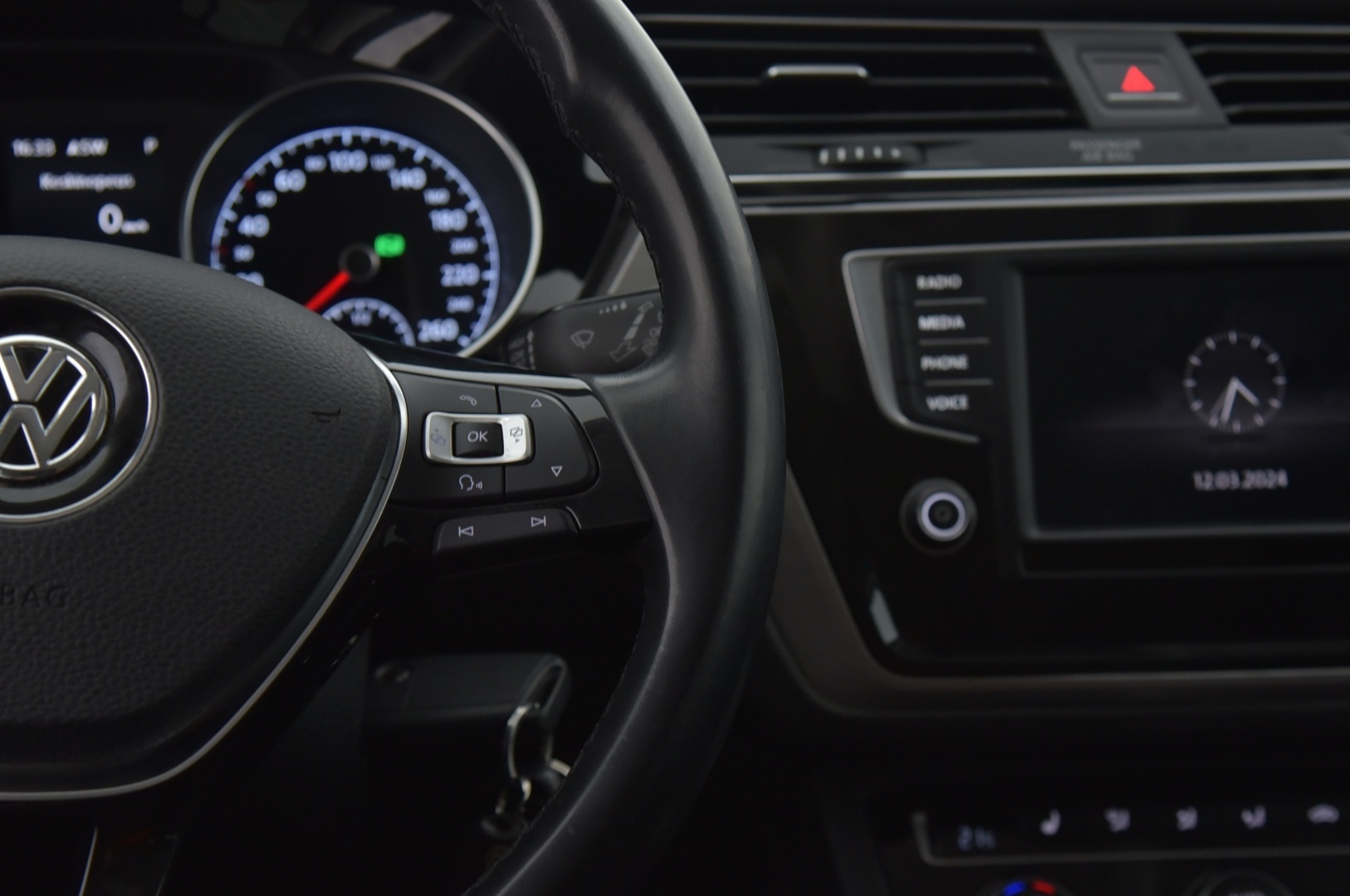 VOLKSWAGEN Touran 2016