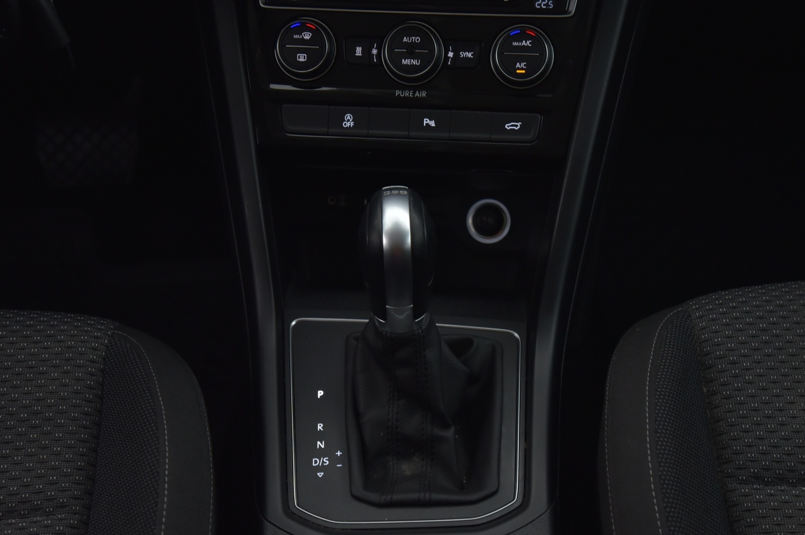 VOLKSWAGEN Touran 2016