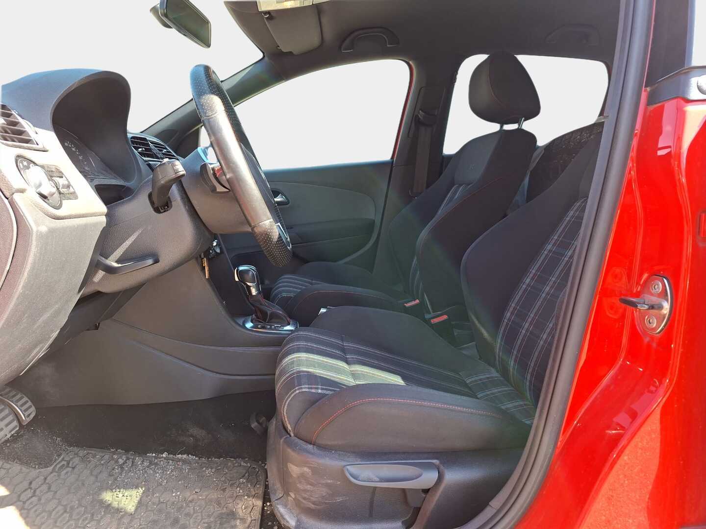 VOLKSWAGEN Polo 2012