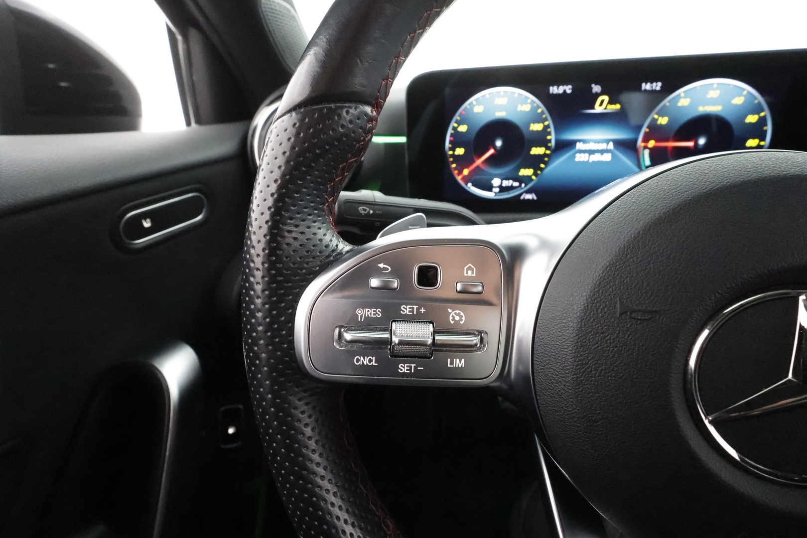 MERCEDES-BENZ A 2022