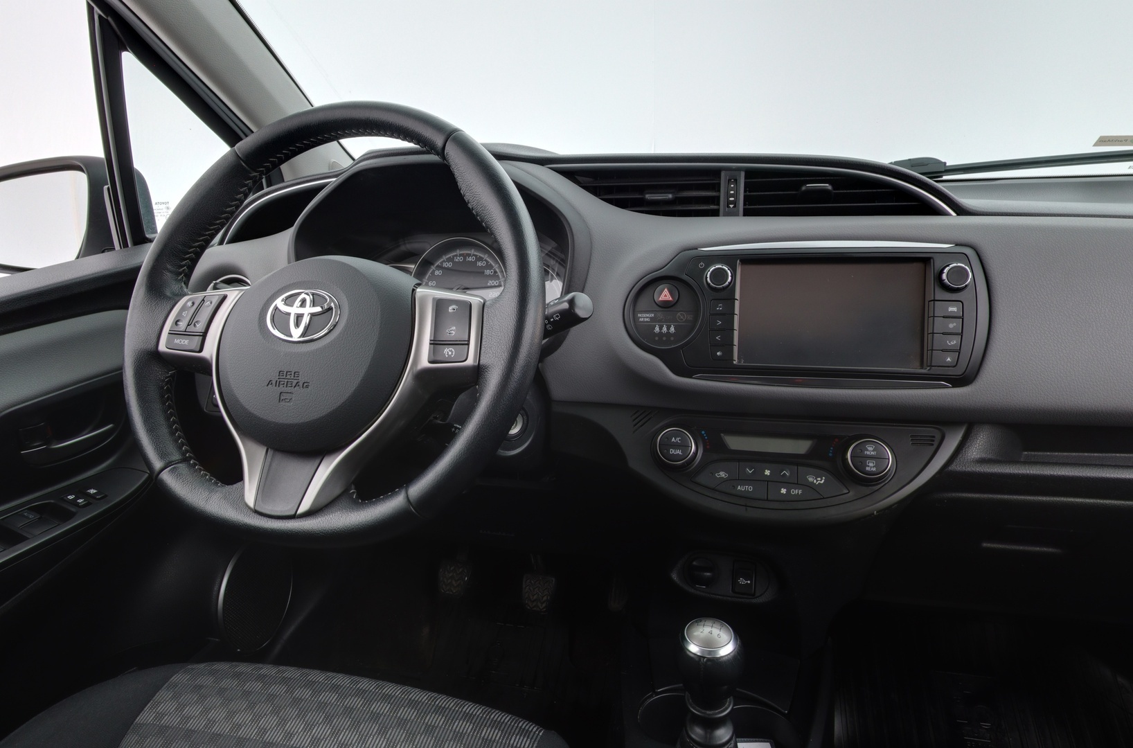 TOYOTA Yaris 2016