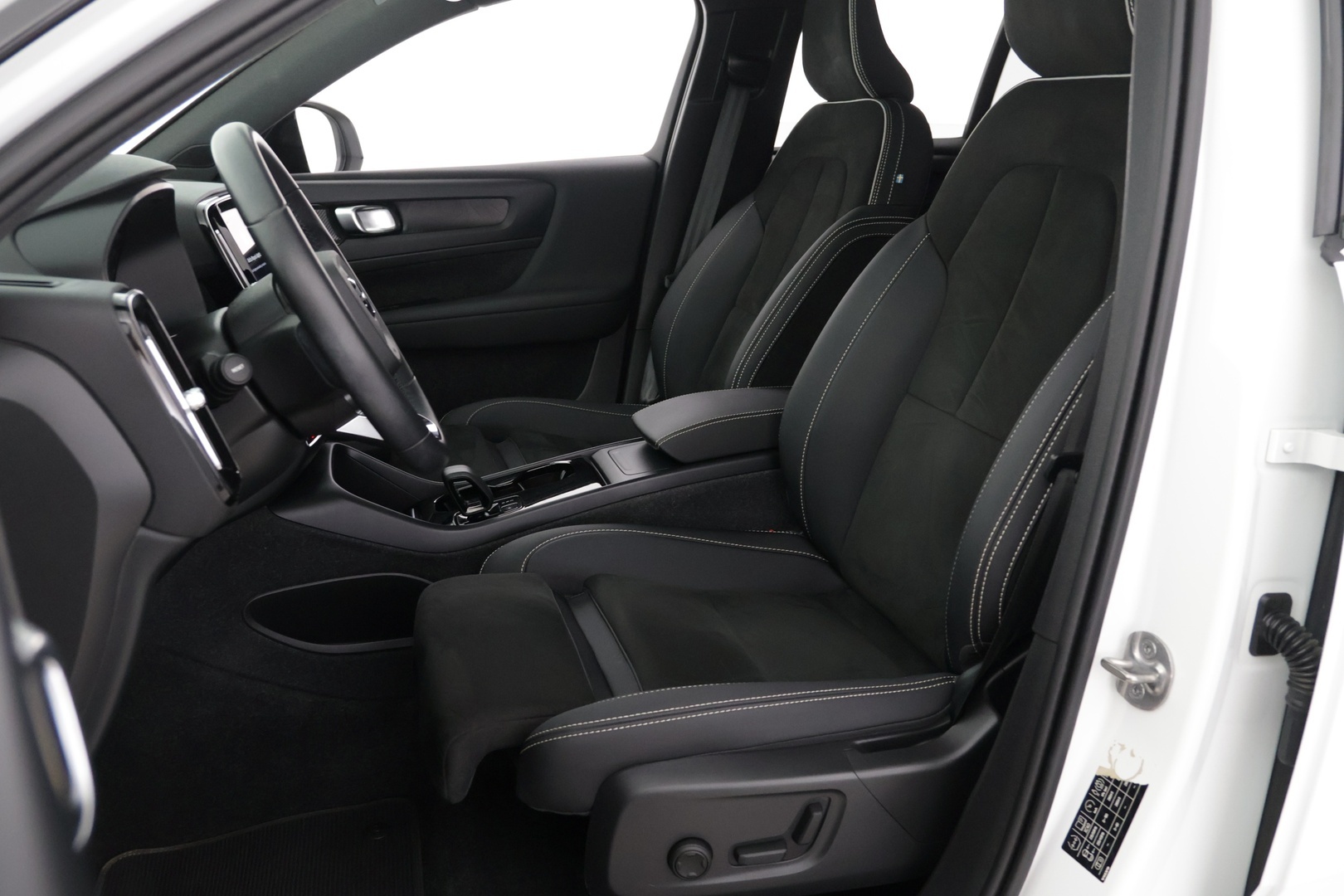 VOLVO XC40 2023