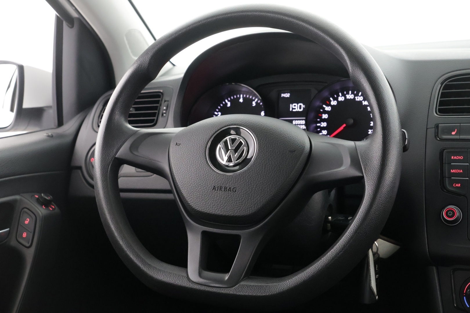 VOLKSWAGEN Polo 2016