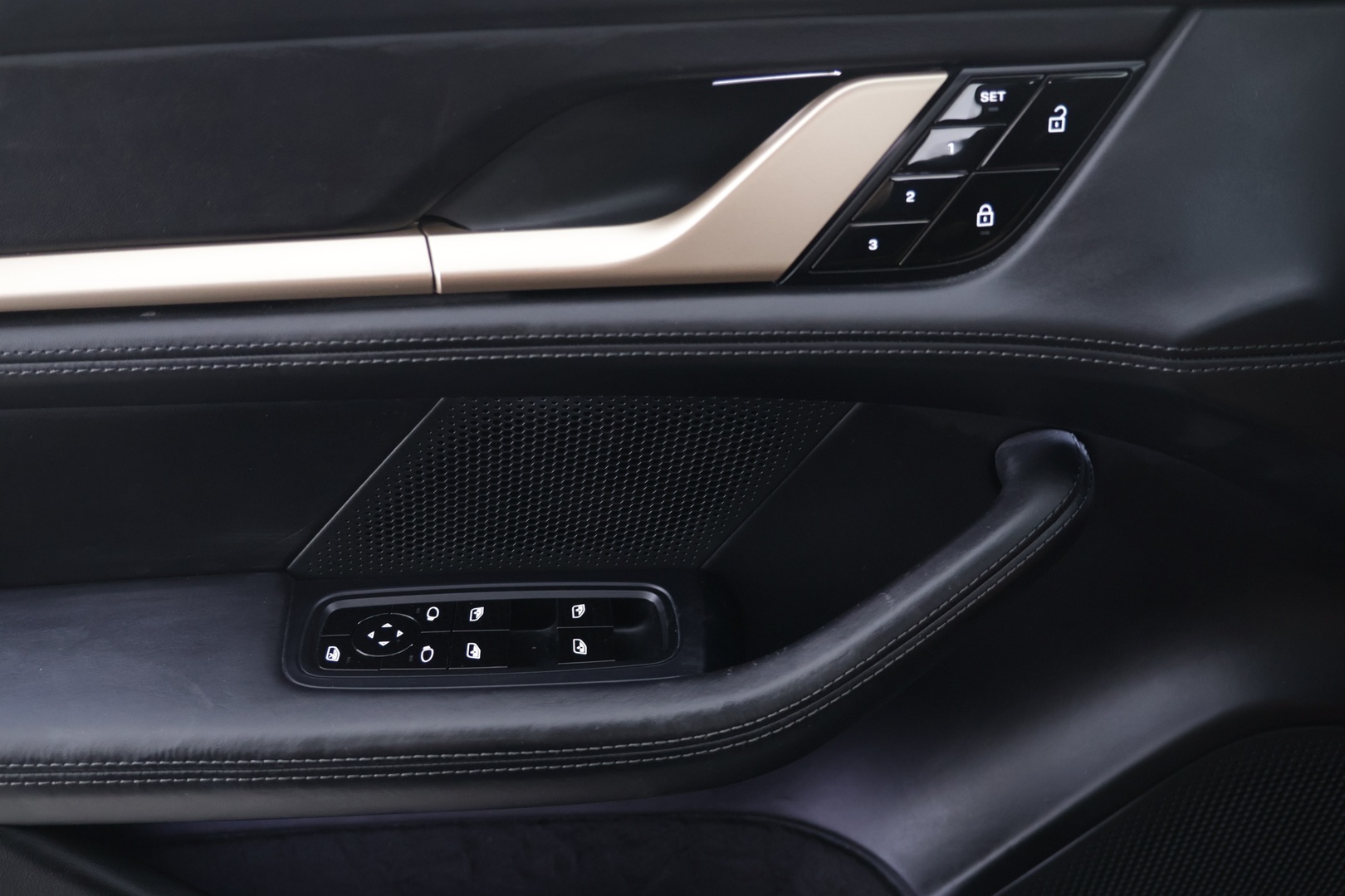 PORSCHE Taycan 2020