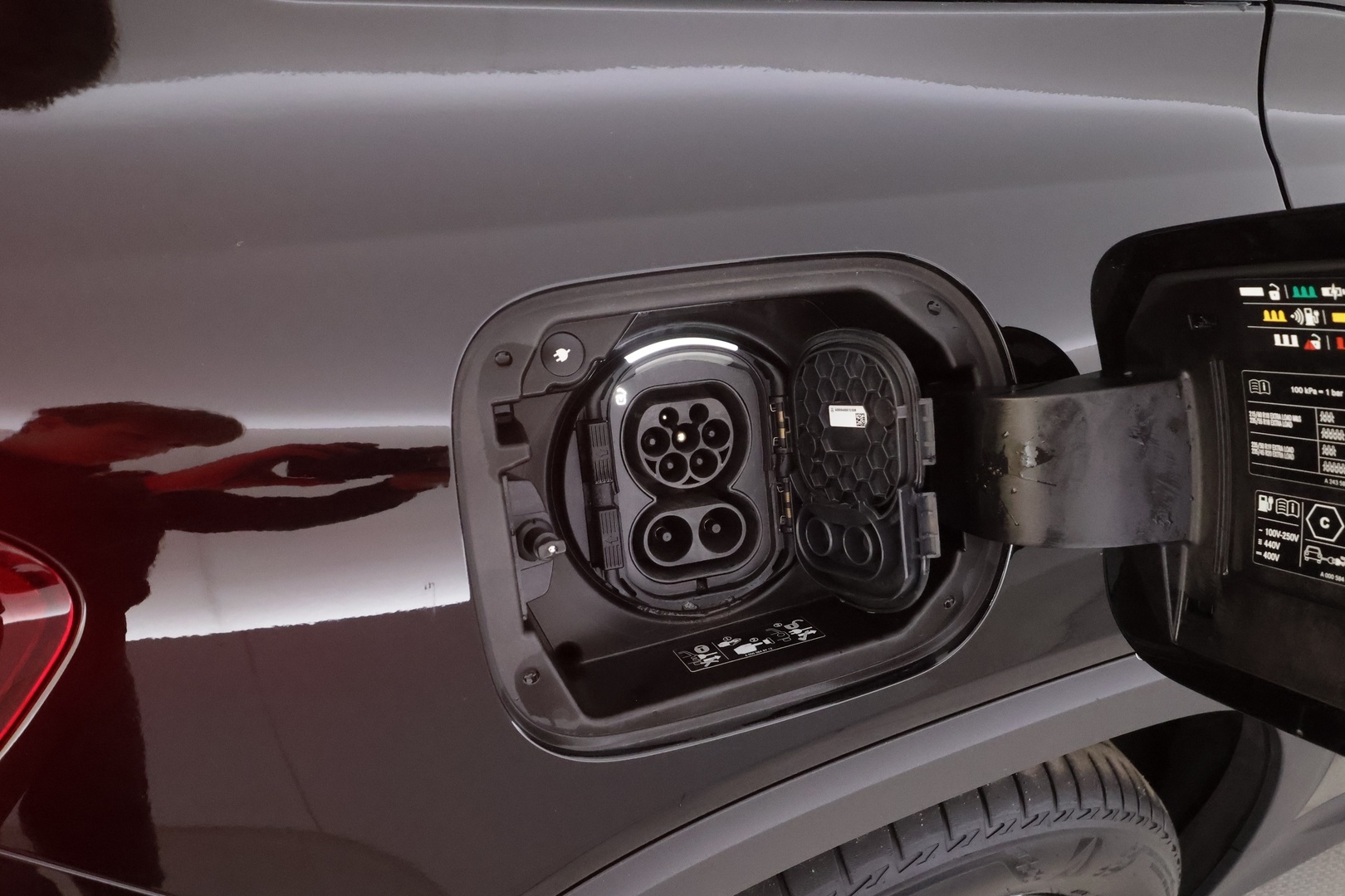 MERCEDES-BENZ EQB 2023