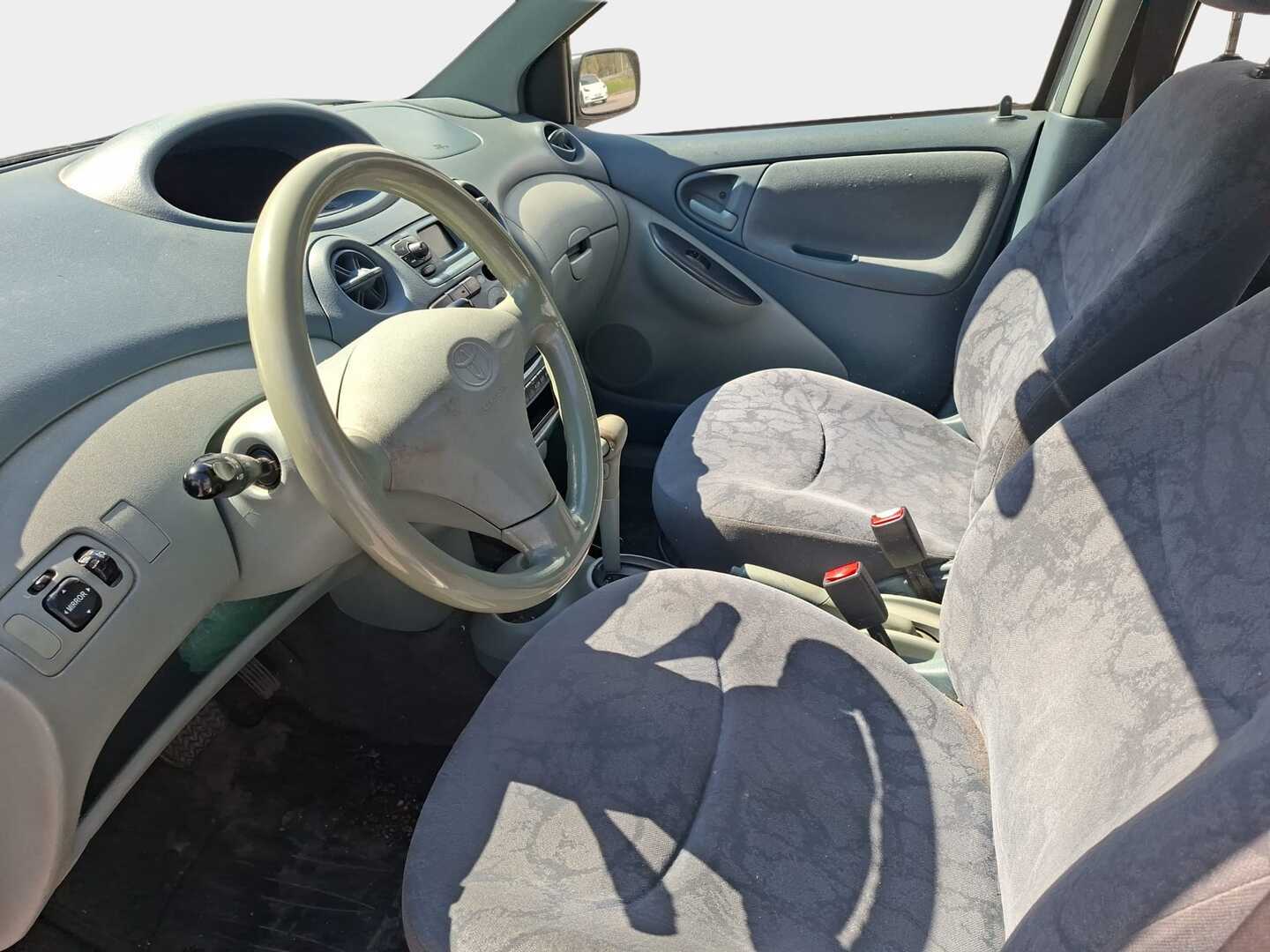 TOYOTA Yaris 2002