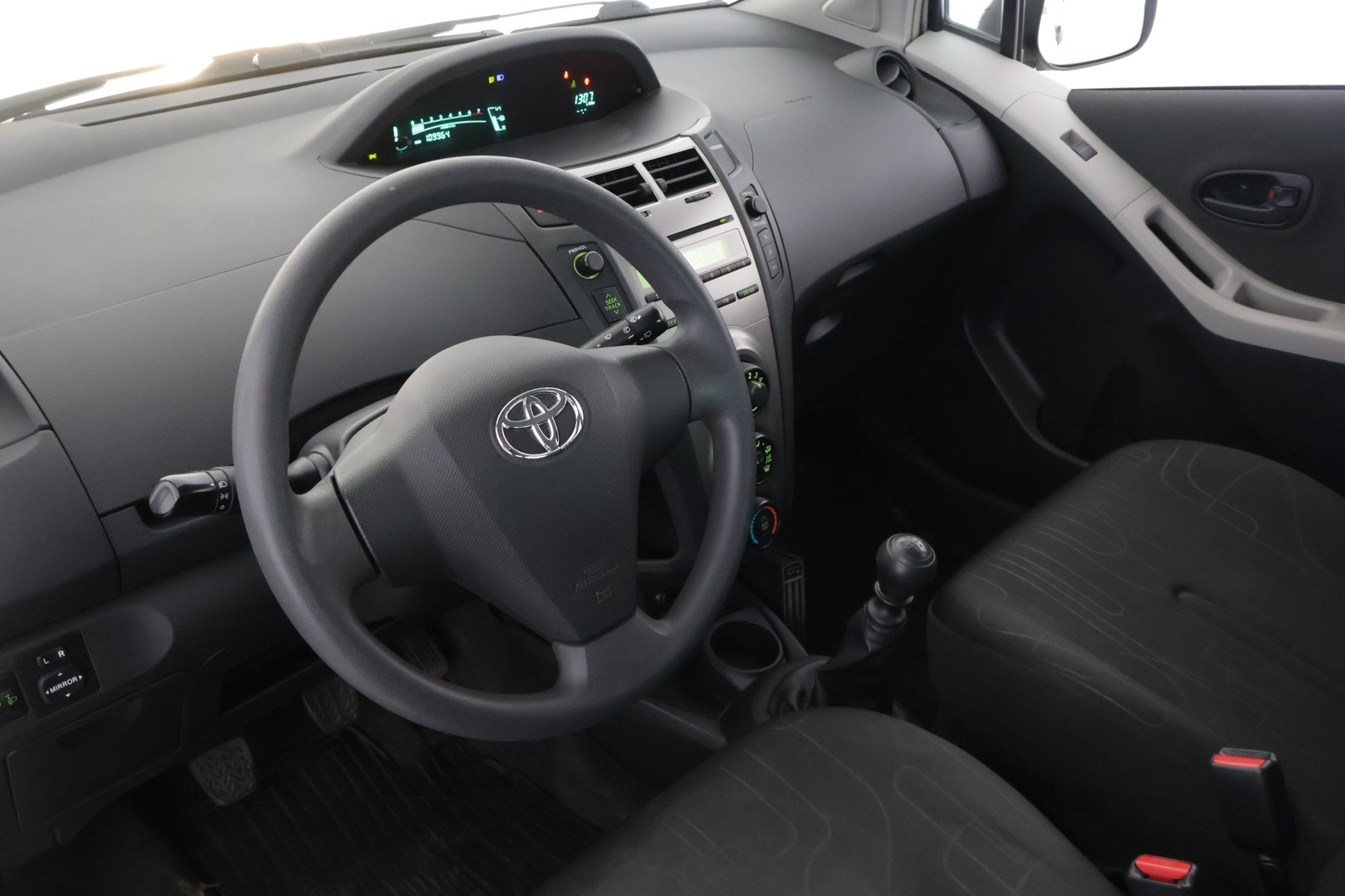 TOYOTA Yaris 2011