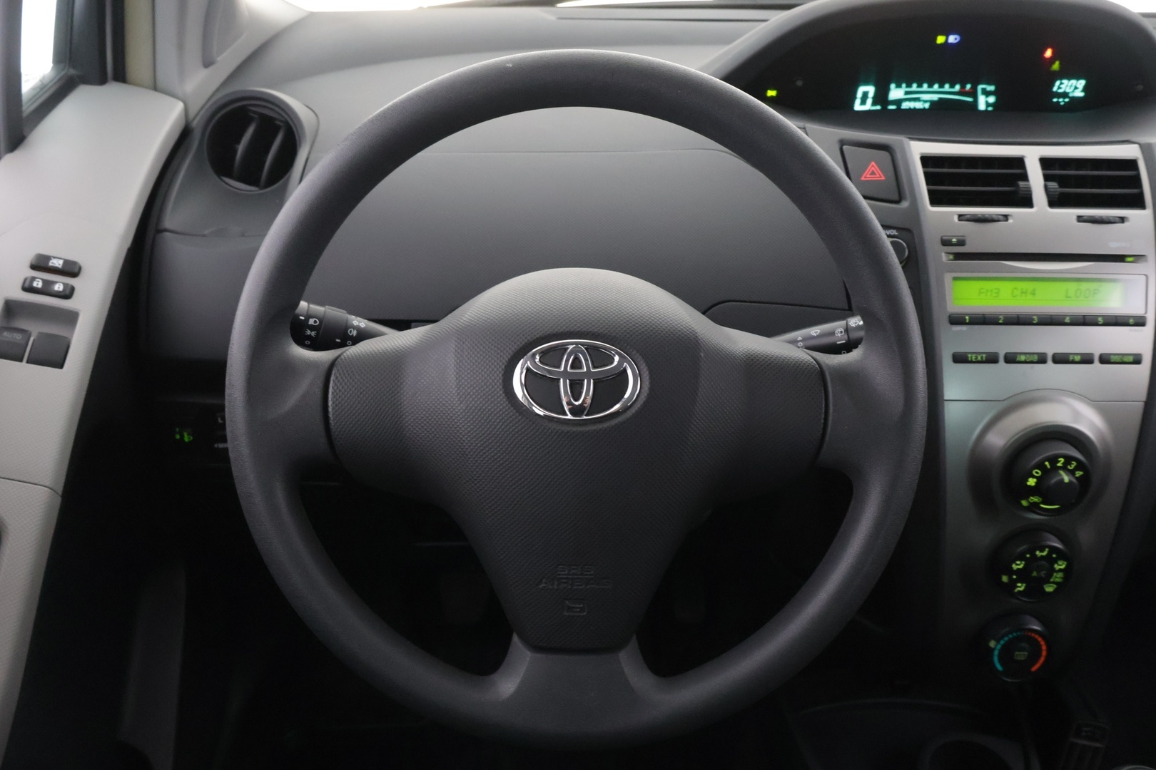 TOYOTA Yaris 2011