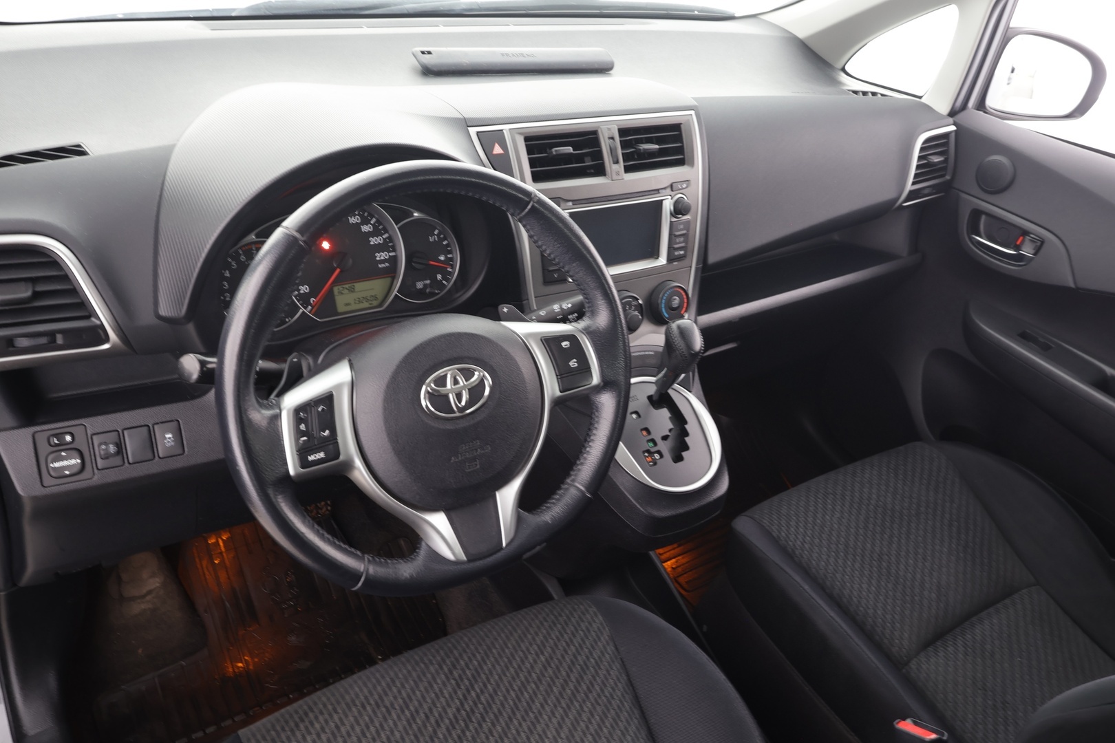 TOYOTA Verso-S 2012