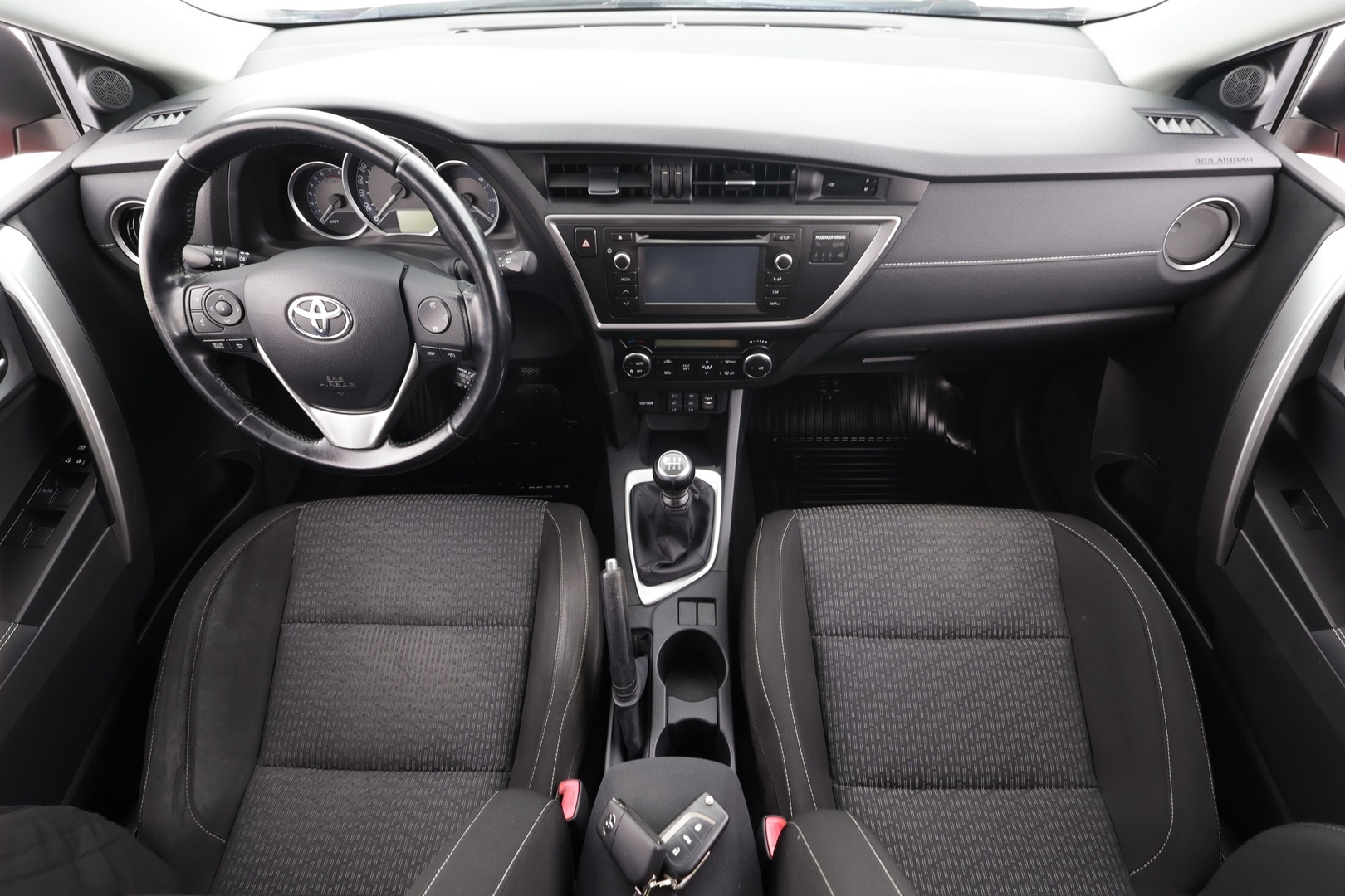 TOYOTA Auris 2015