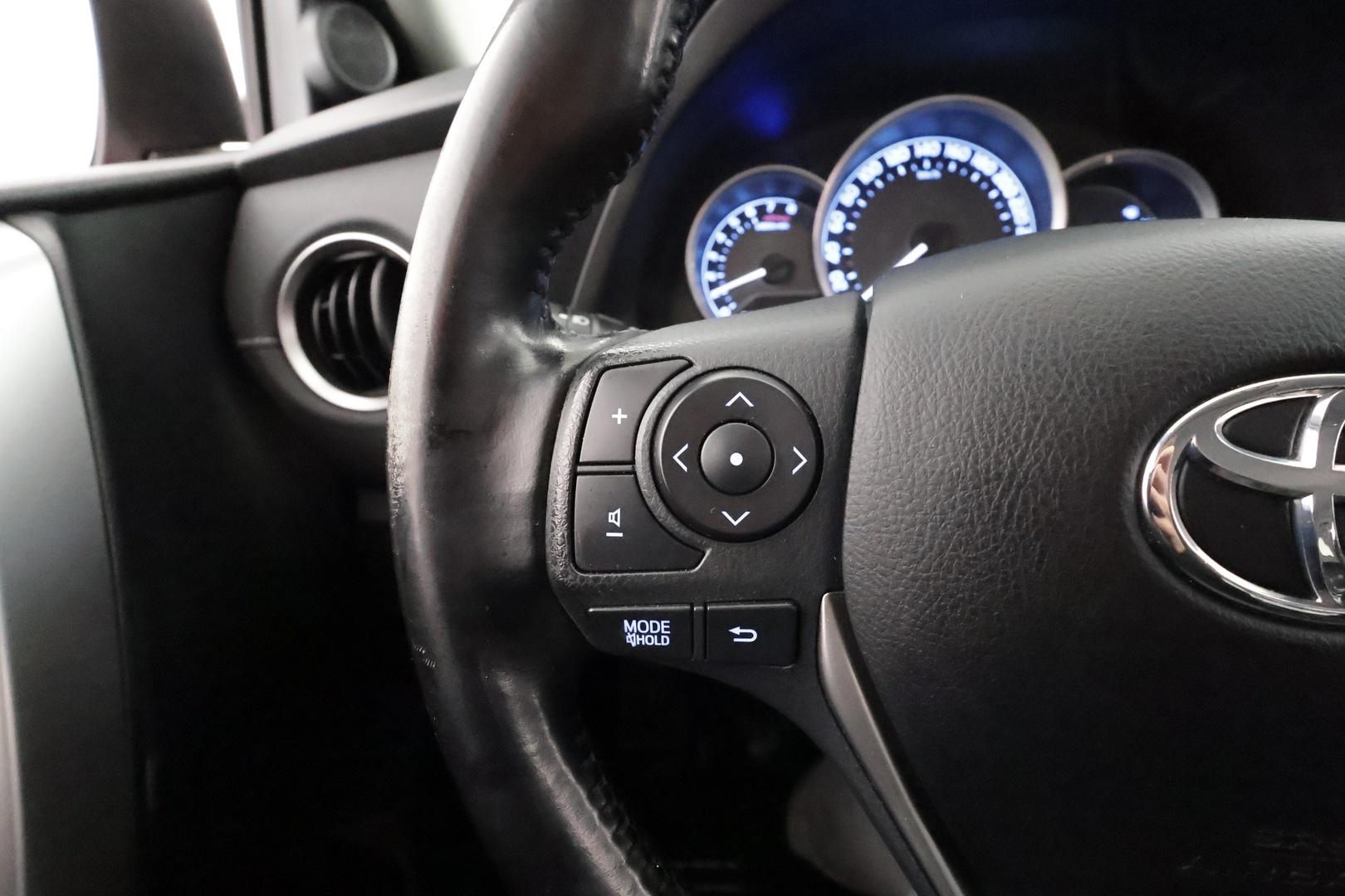 TOYOTA Auris 2015