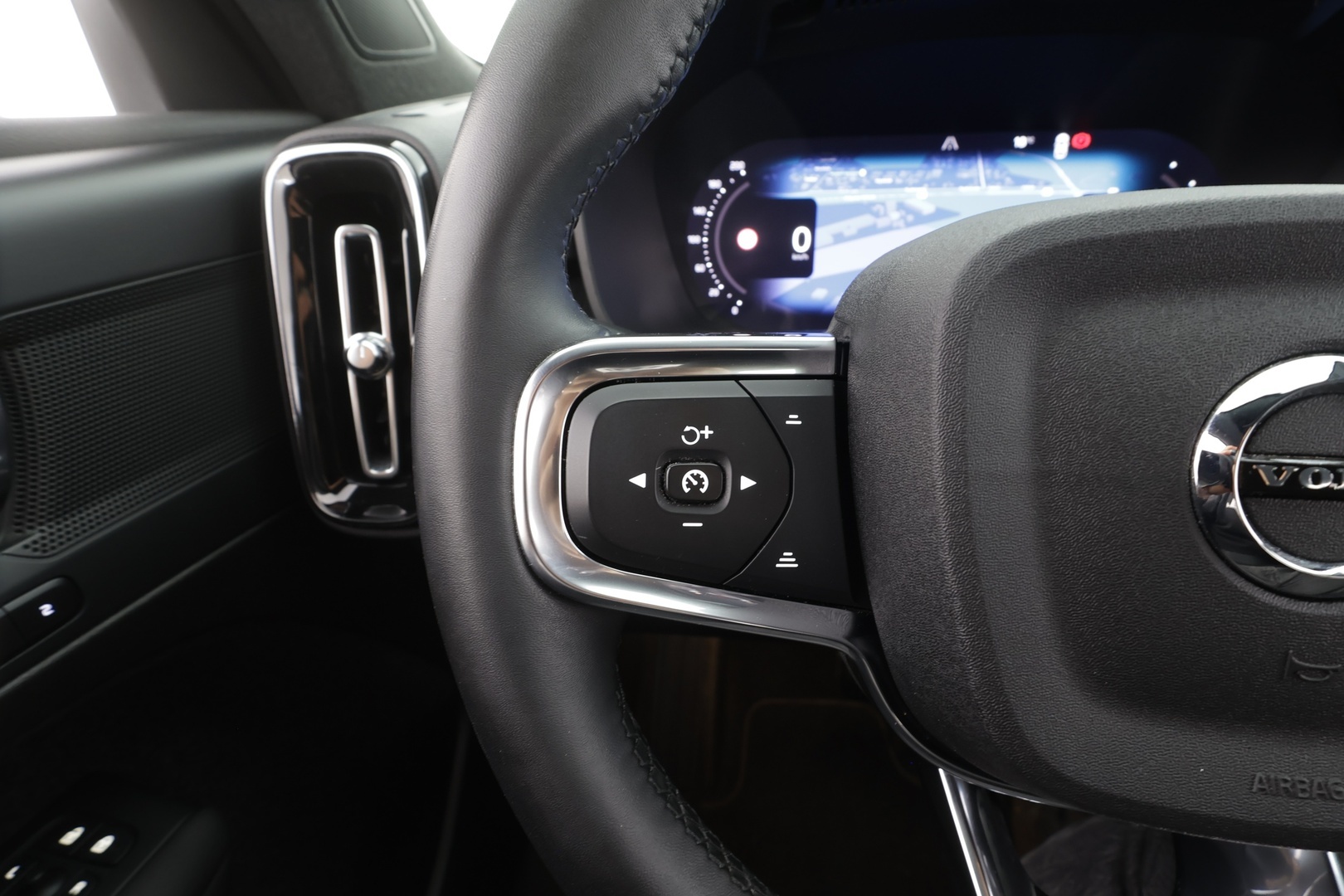 VOLVO XC40 2023