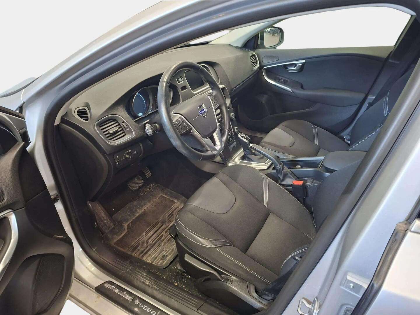 VOLVO V40 2016