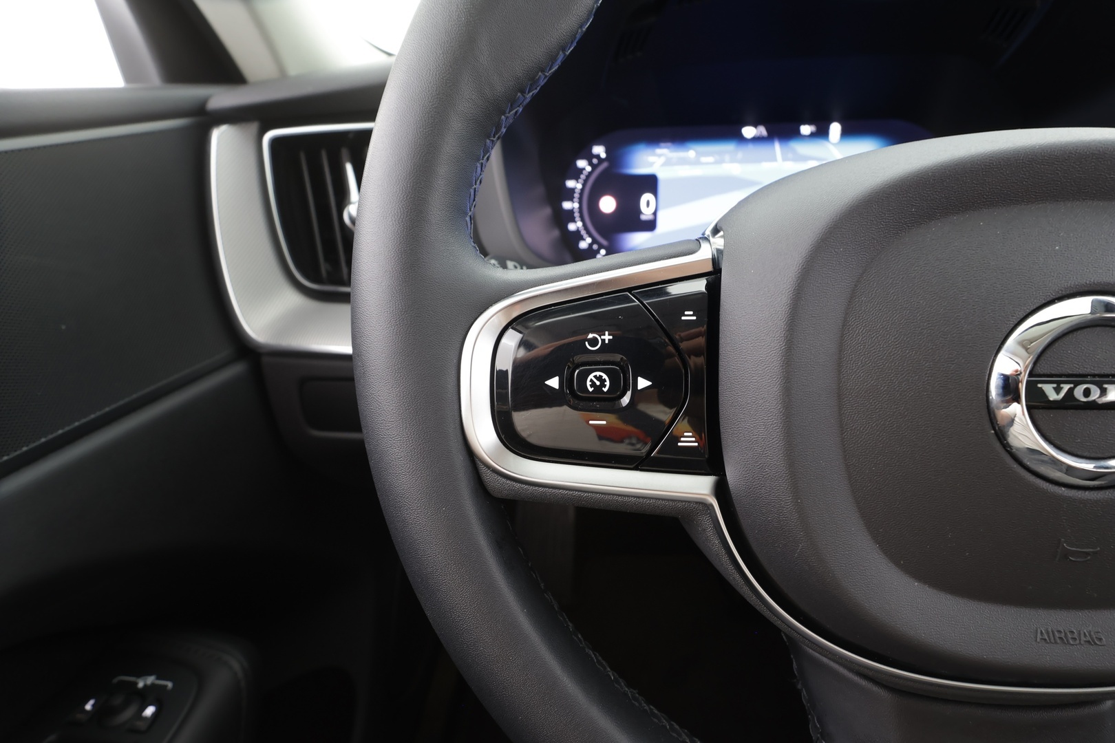 VOLVO XC60 2023